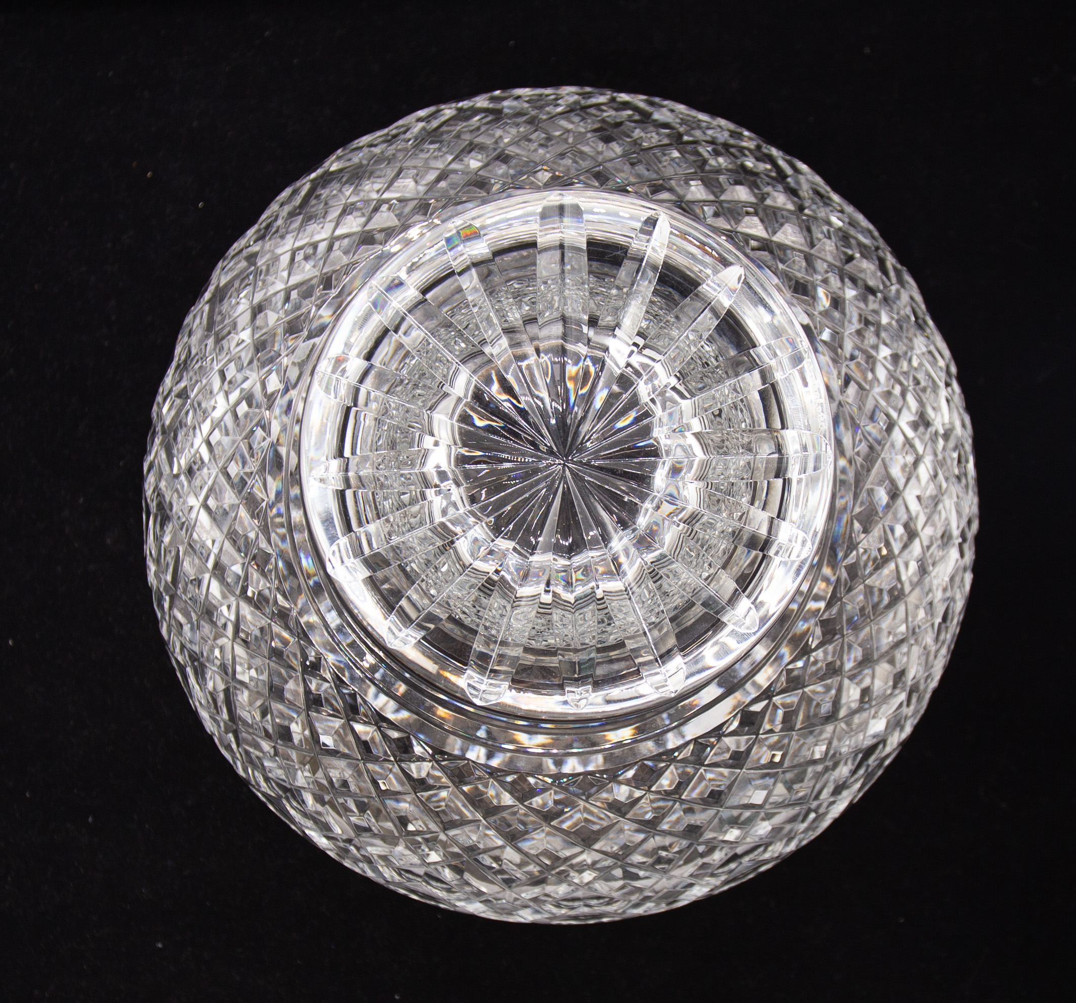 Waterford Crystal - A modern cut glass circular footed bowl, having geometric cut top rim, signed - Image 3 of 5