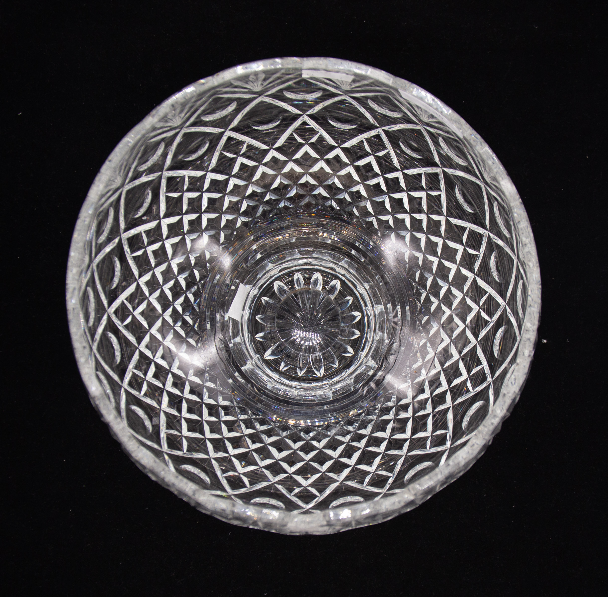 Waterford Crystal - A modern cut glass circular footed bowl, having geometric cut top rim, signed - Image 2 of 5