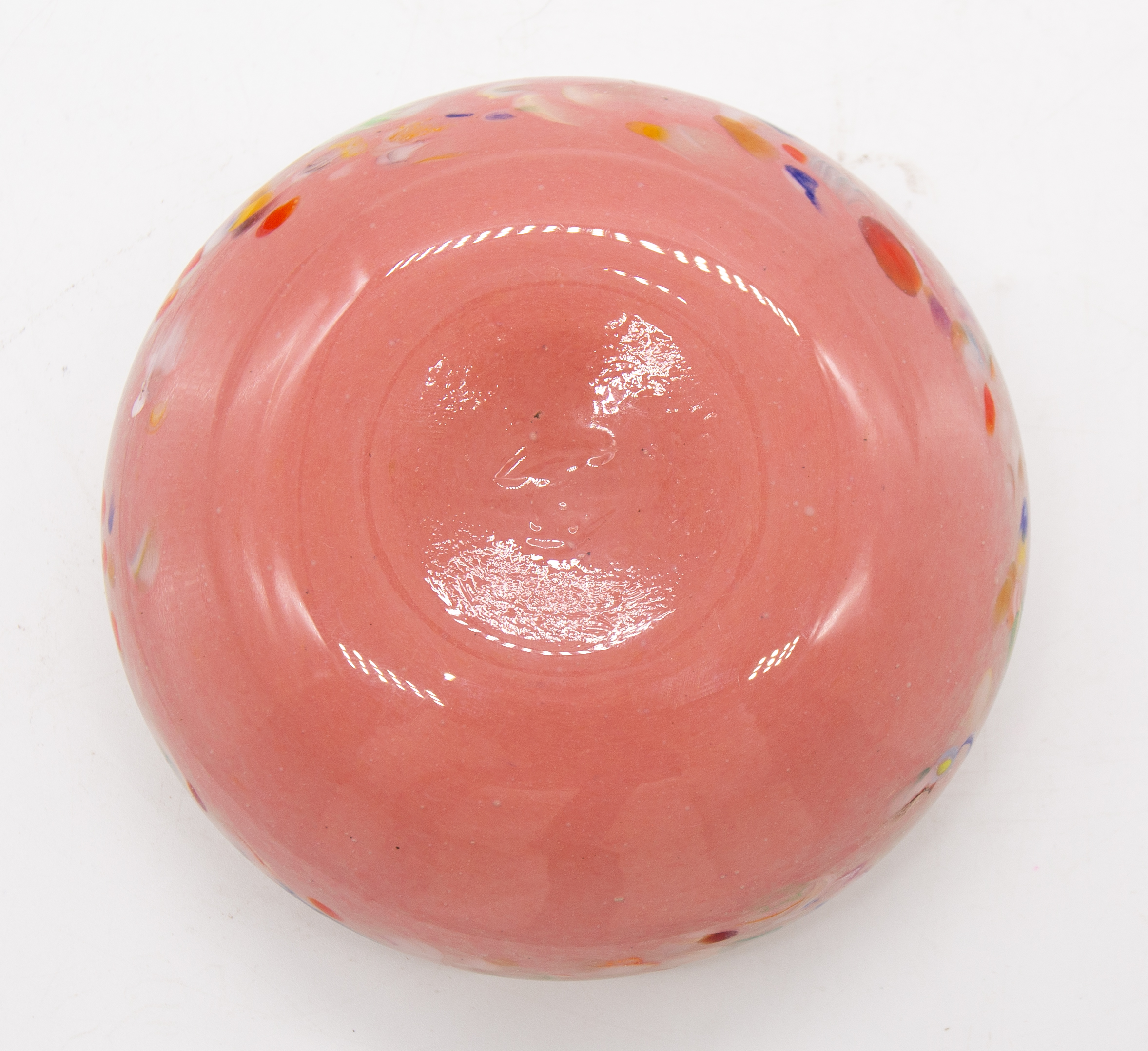A Monart 20th century small glass circular bowl, having various coloured speckles throughout green - Bild 3 aus 3