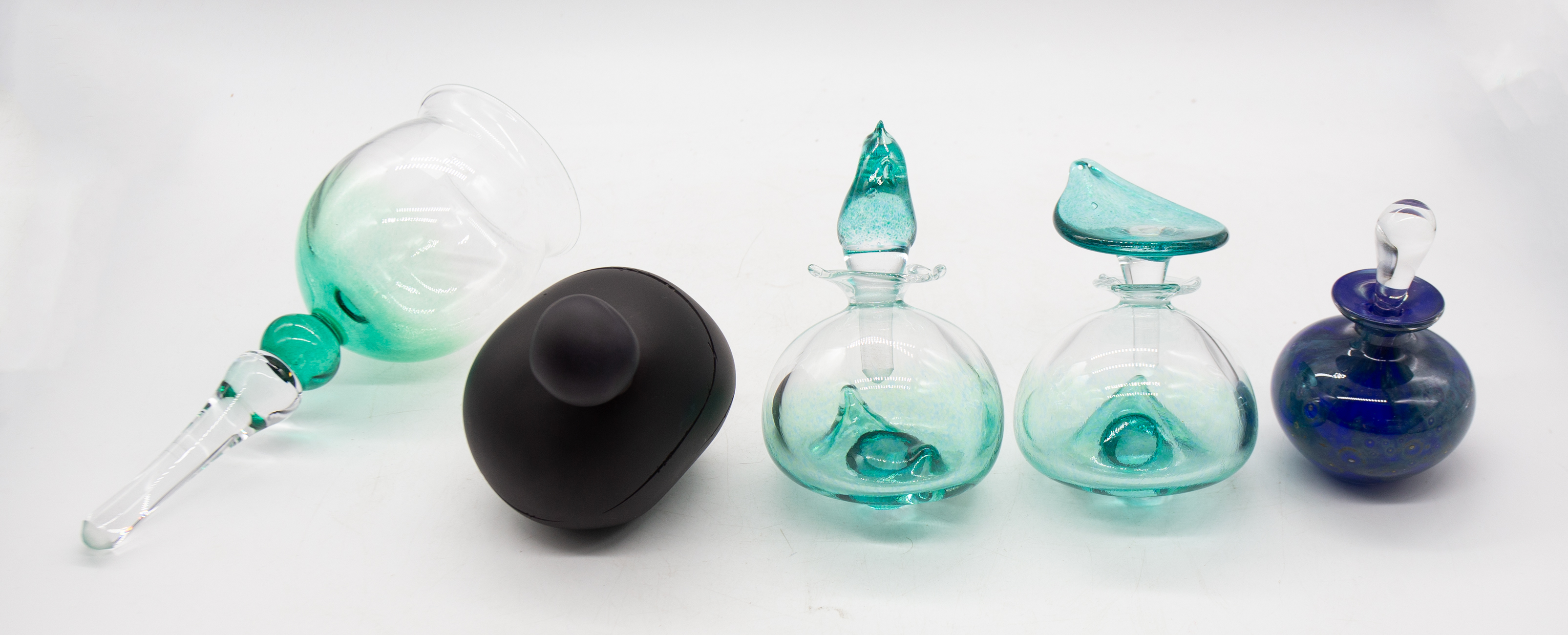 Studio glass. A collection of perfume bottles to include examples by Marie Worre Hastrup, Patrick - Image 2 of 4