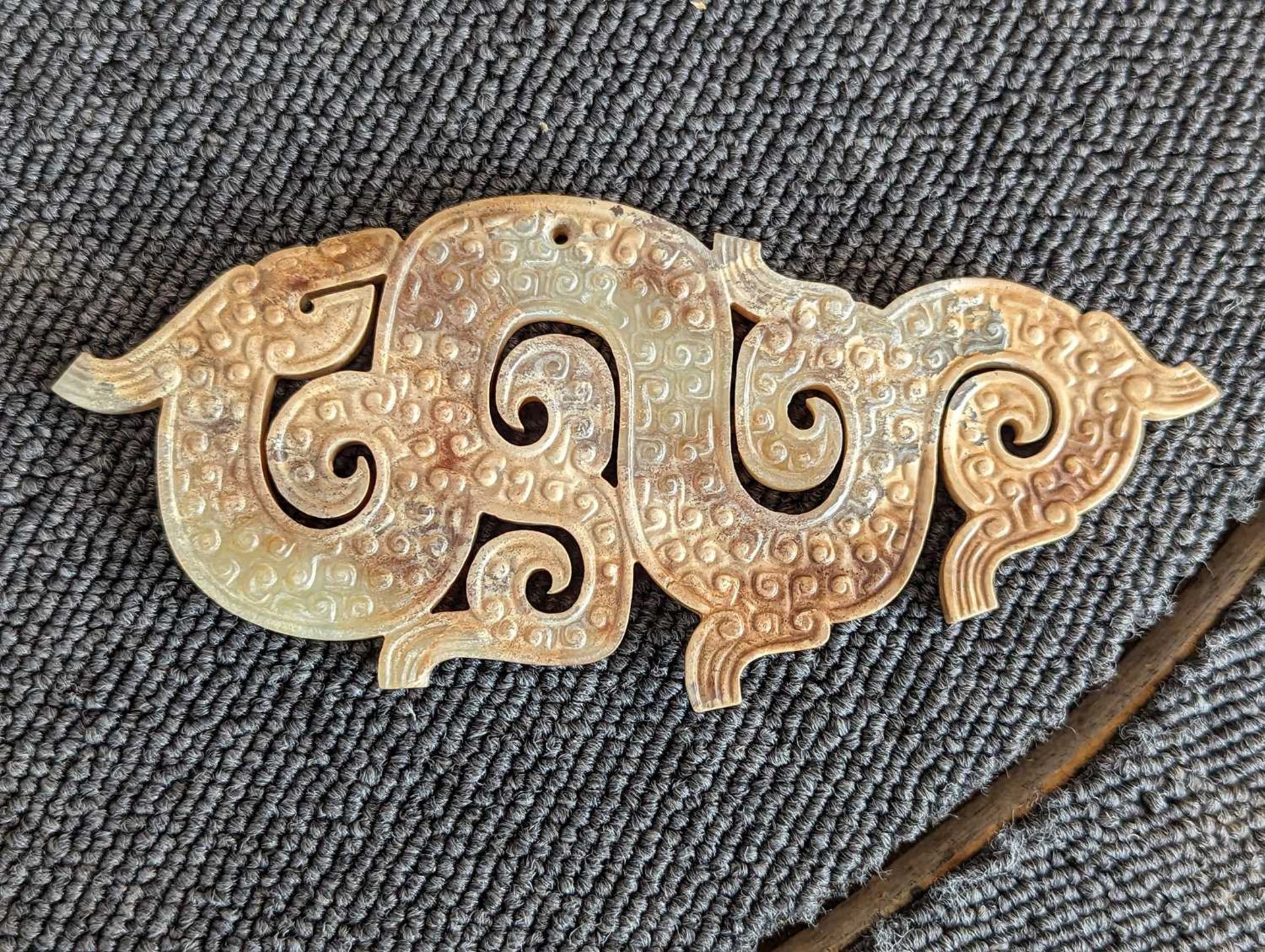 DRAGON-SHAPED PENDANT WITH CIRRUS CLOUD STRIPES - Image 6 of 27