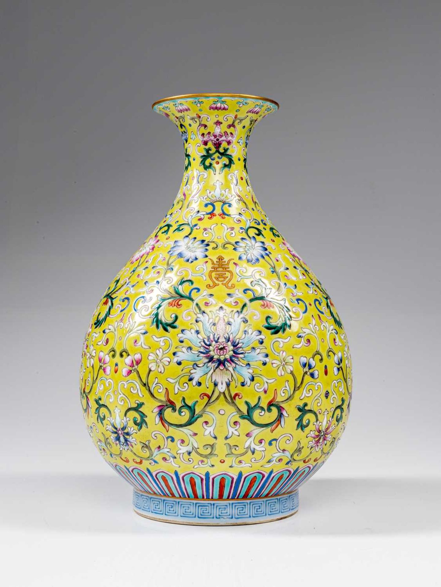 YELLOW-GROUND FAMILIE ROSE YUHUCHUNPING VASE