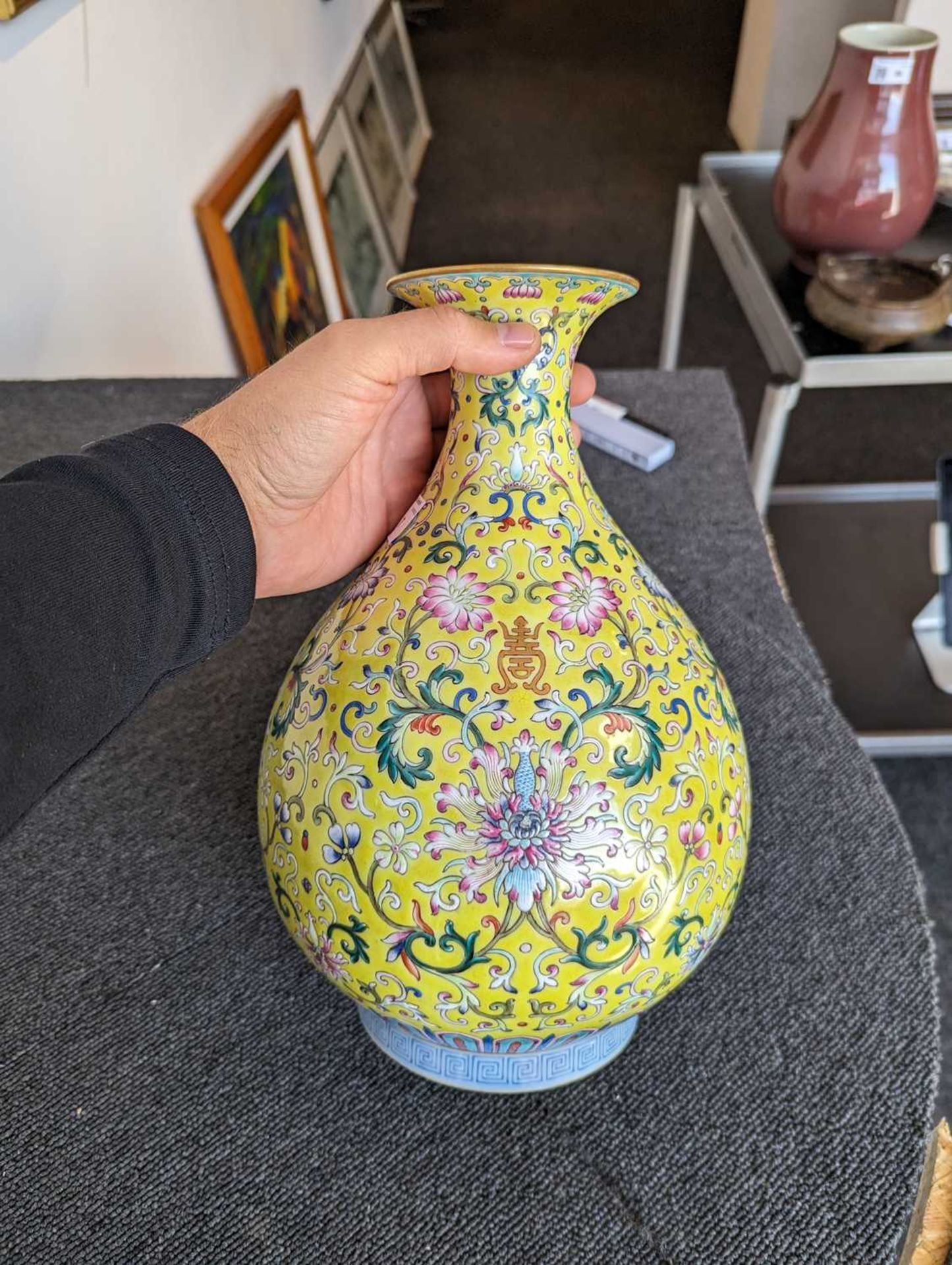 YELLOW-GROUND FAMILIE ROSE YUHUCHUNPING VASE - Bild 8 aus 17