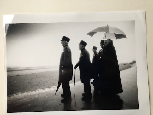 Chelsea Pensioners press photograph by Suresh Karadia. Vintage print 1980s Approx 40x27cm F1 - Image 2 of 3