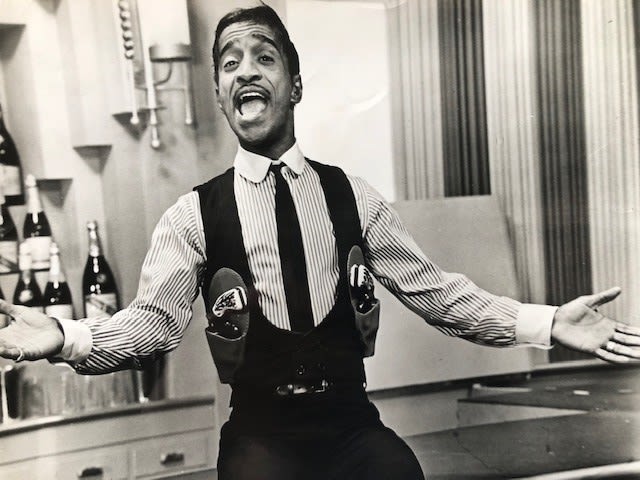 Sammy Davis Jnr, press photograph with measurements on cover sheet and reverse. 20X25 cm (C1)