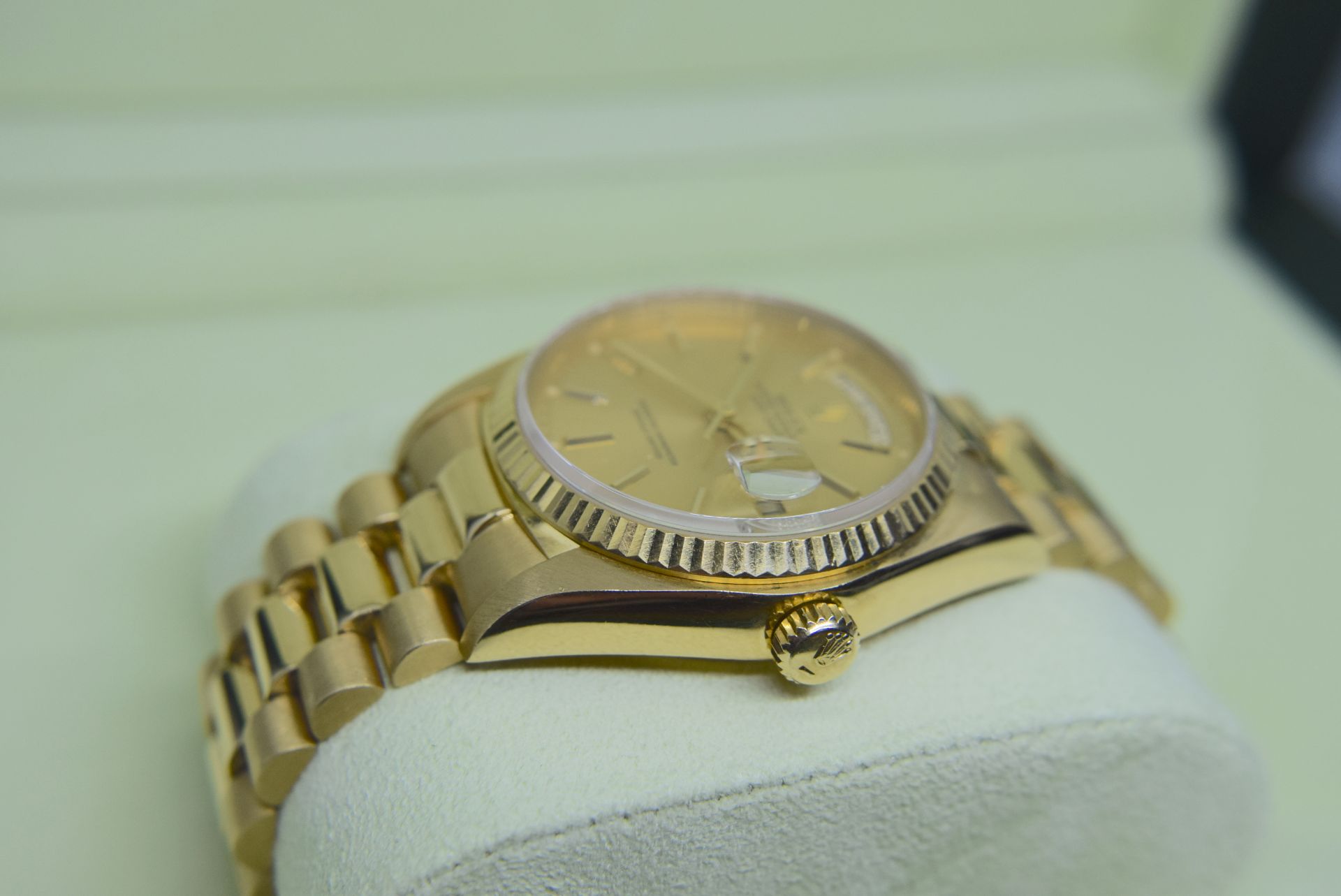 ROLEX 18K DAY DATE (CHAMPAGNE) REF. 18038 (CHAMPAGNE/ GOLD DIAL & FLUTED BEZEL) - 36MM - Image 6 of 8