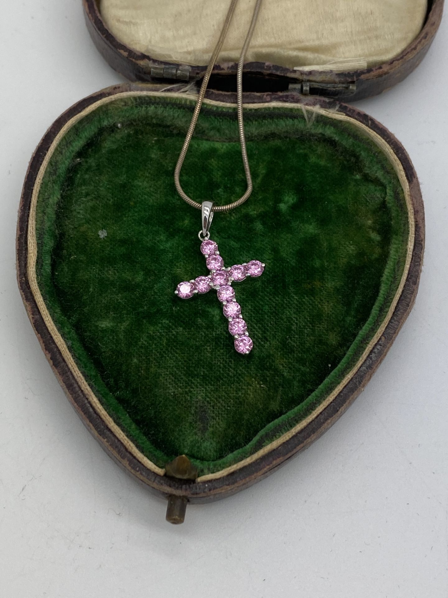 14ct WHITE GOLD PINK SAPPHIRE CROSS PENDANT WITH 925 CHAIN - Image 2 of 3
