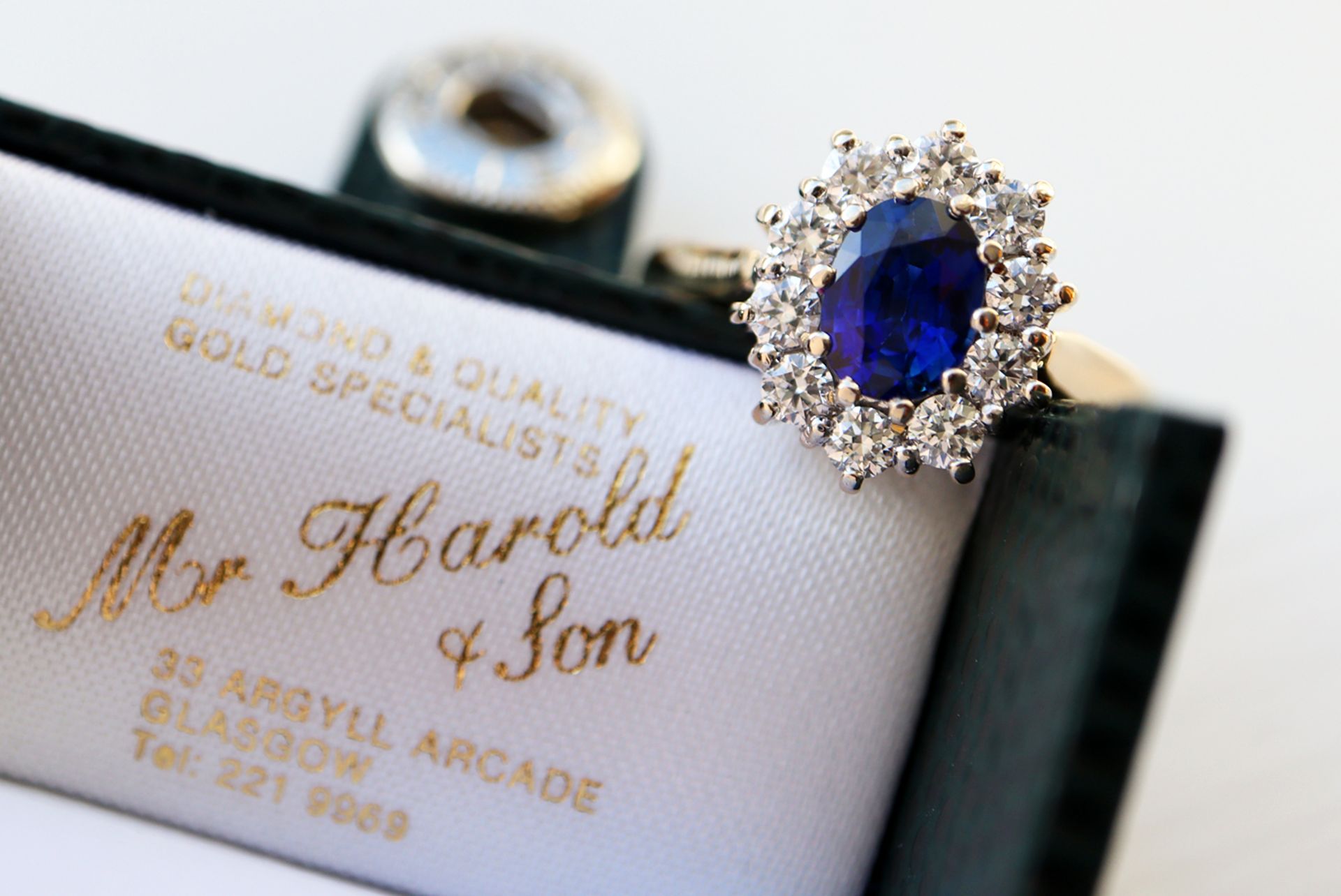 18CT YELLOW GOLD 1.38CT STUNNING ROYAL BLUE SAPPHIRE & DIAMOND HALO RING - Image 7 of 10