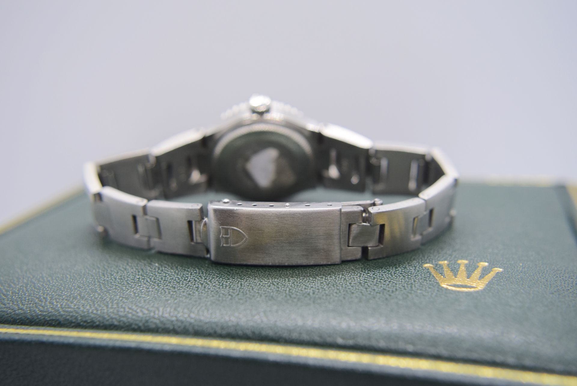 LADIES STAINLESS STEEL TUDOR PRINCESS OYSTERDATE 26MM (BLUE BEZEL/ SILVER DIAL) (RARE) - Image 3 of 3