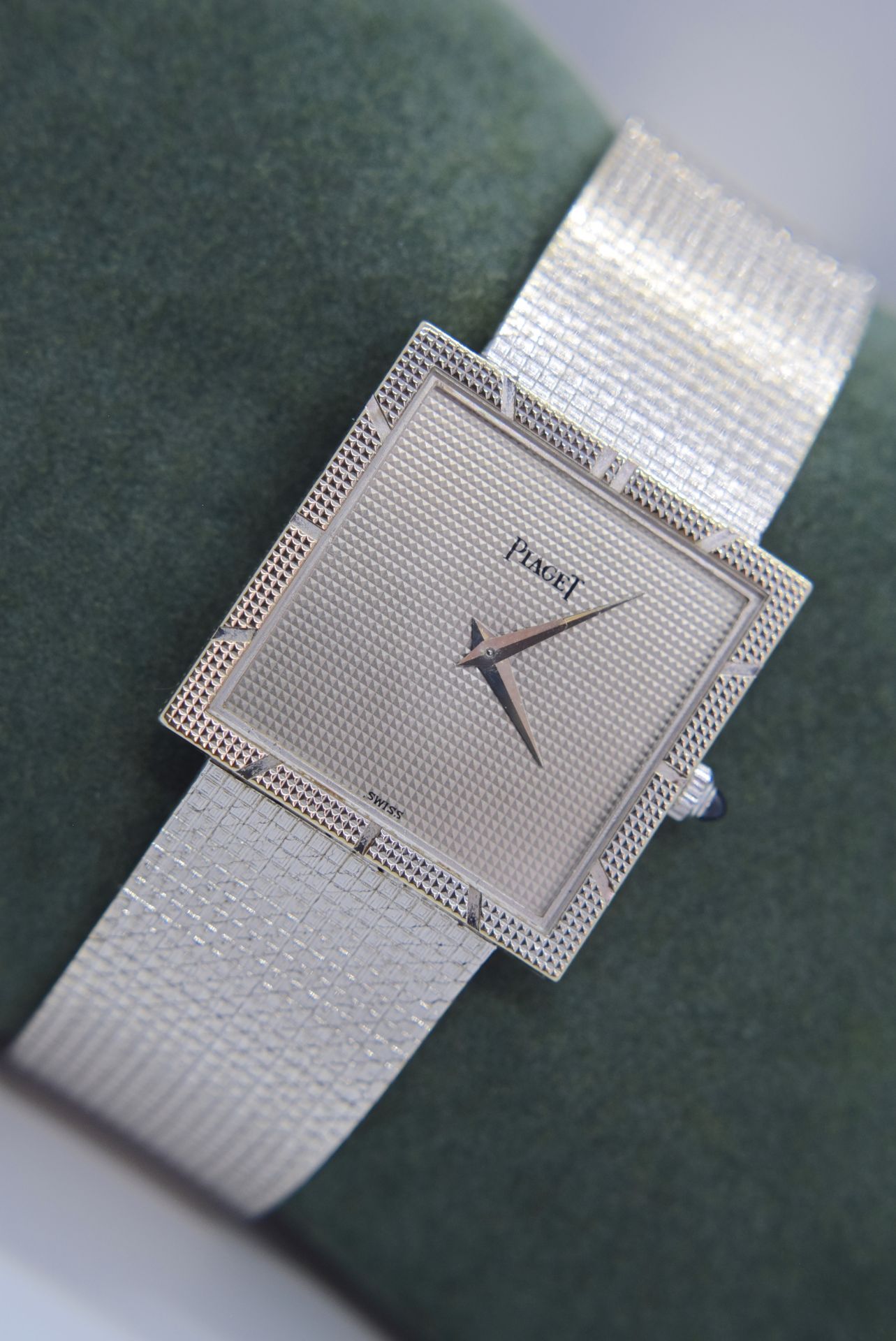 RARE STUNNING GENTS PIAGET 18CT WHITE GOLD DRESS WATCH (BLUE SAPPHIRE CROWN / 26MM) - Image 4 of 5