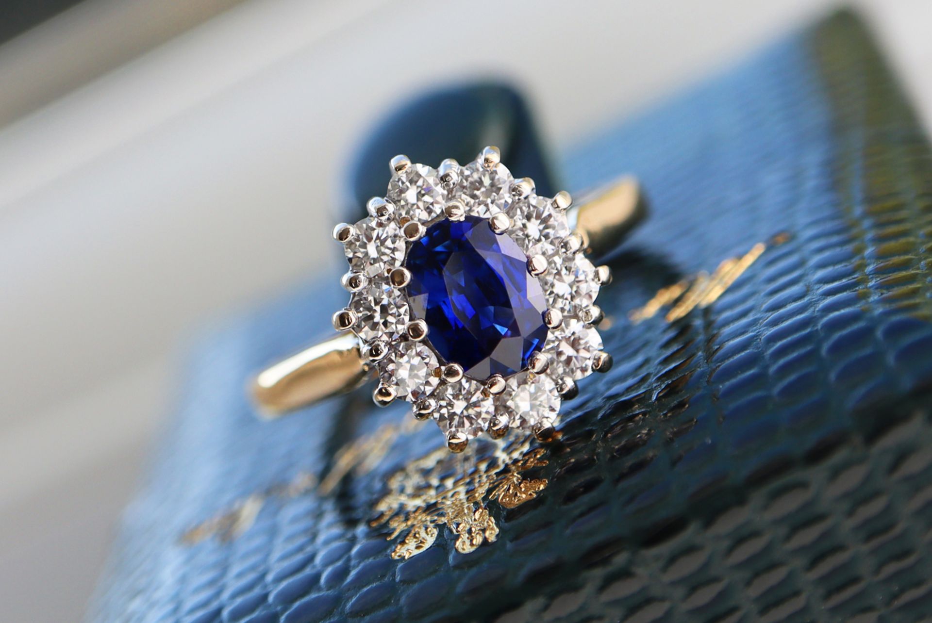 18CT YELLOW GOLD 1.38CT STUNNING ROYAL BLUE SAPPHIRE & DIAMOND HALO RING