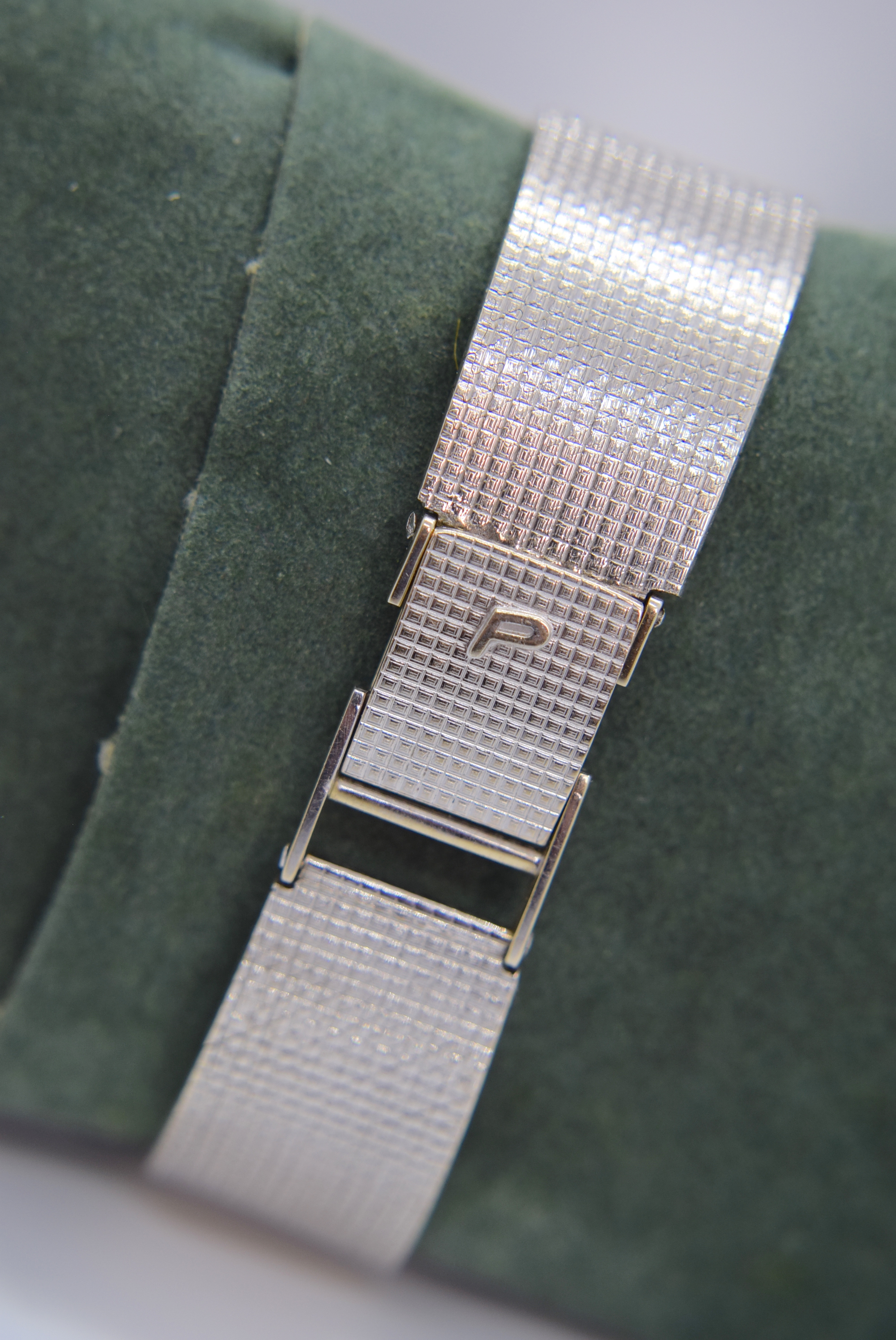 RARE STUNNING GENTS PIAGET 18CT WHITE GOLD DRESS WATCH (BLUE SAPPHIRE CROWN / 26MM) - Image 2 of 5