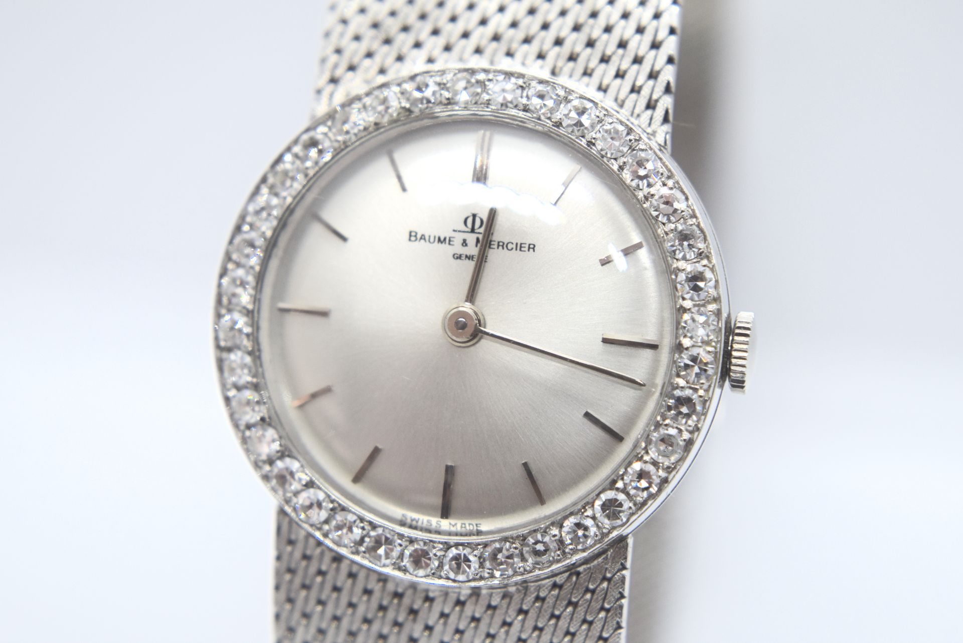 BEAUTIFUL 18K WHITE GOLD BAUME AND MERCIER LADIES DIAMOND-SET VINTAGE COCKTAIL WATCH (25MM) - Image 3 of 6