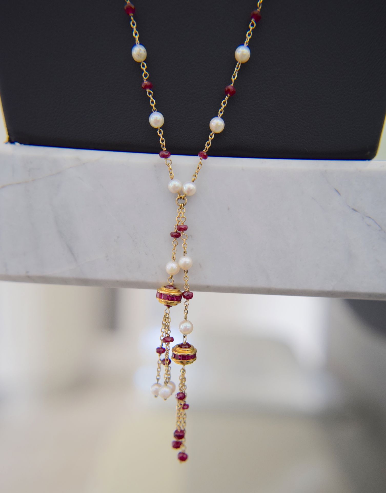 18K YELLOW GOLD RUBY AND PEARL NECKLACE (6.8 GRAMS - LENGTH APPROX. 20 INCHES)