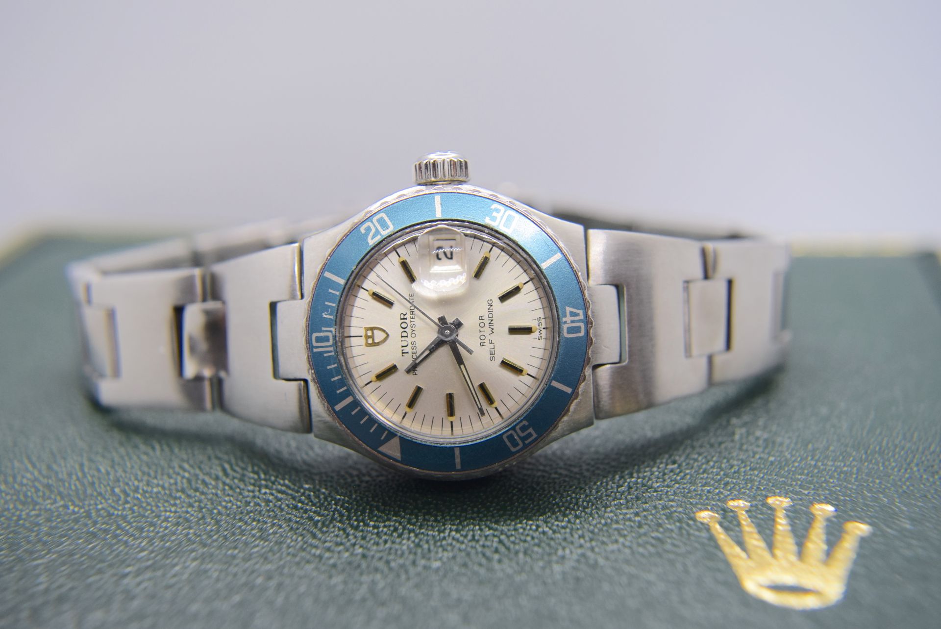 LADIES STAINLESS STEEL TUDOR PRINCESS OYSTERDATE 26MM (BLUE BEZEL/ SILVER DIAL) (RARE) - Image 2 of 3