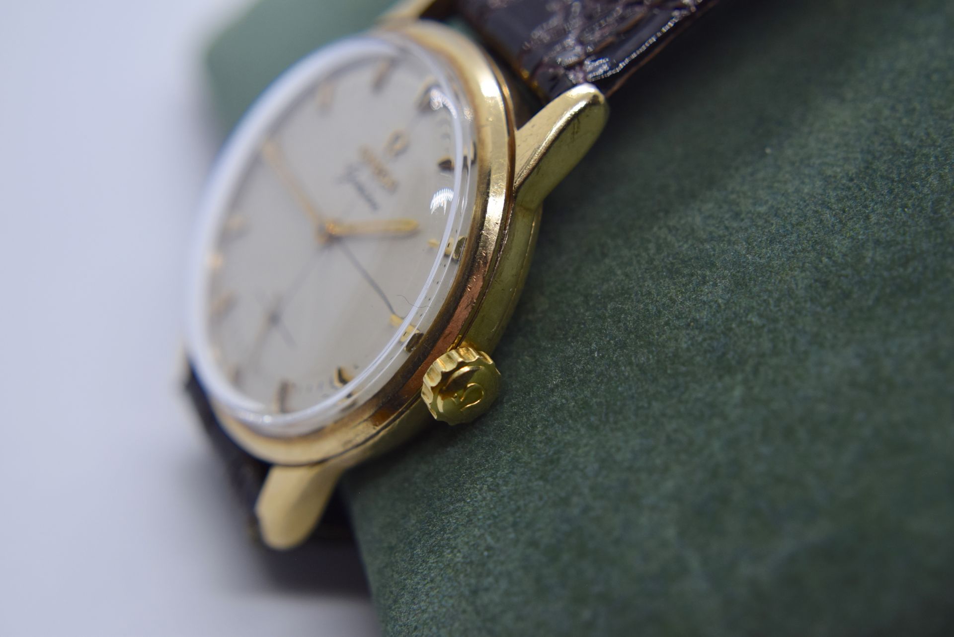 OMEGA GENEVE VINTAGE 9CT YELLOW GOLD WATCH (MANUAL WIND CAL. 269 OMEGA MOVEMENT) 34MM CASE - Image 4 of 7