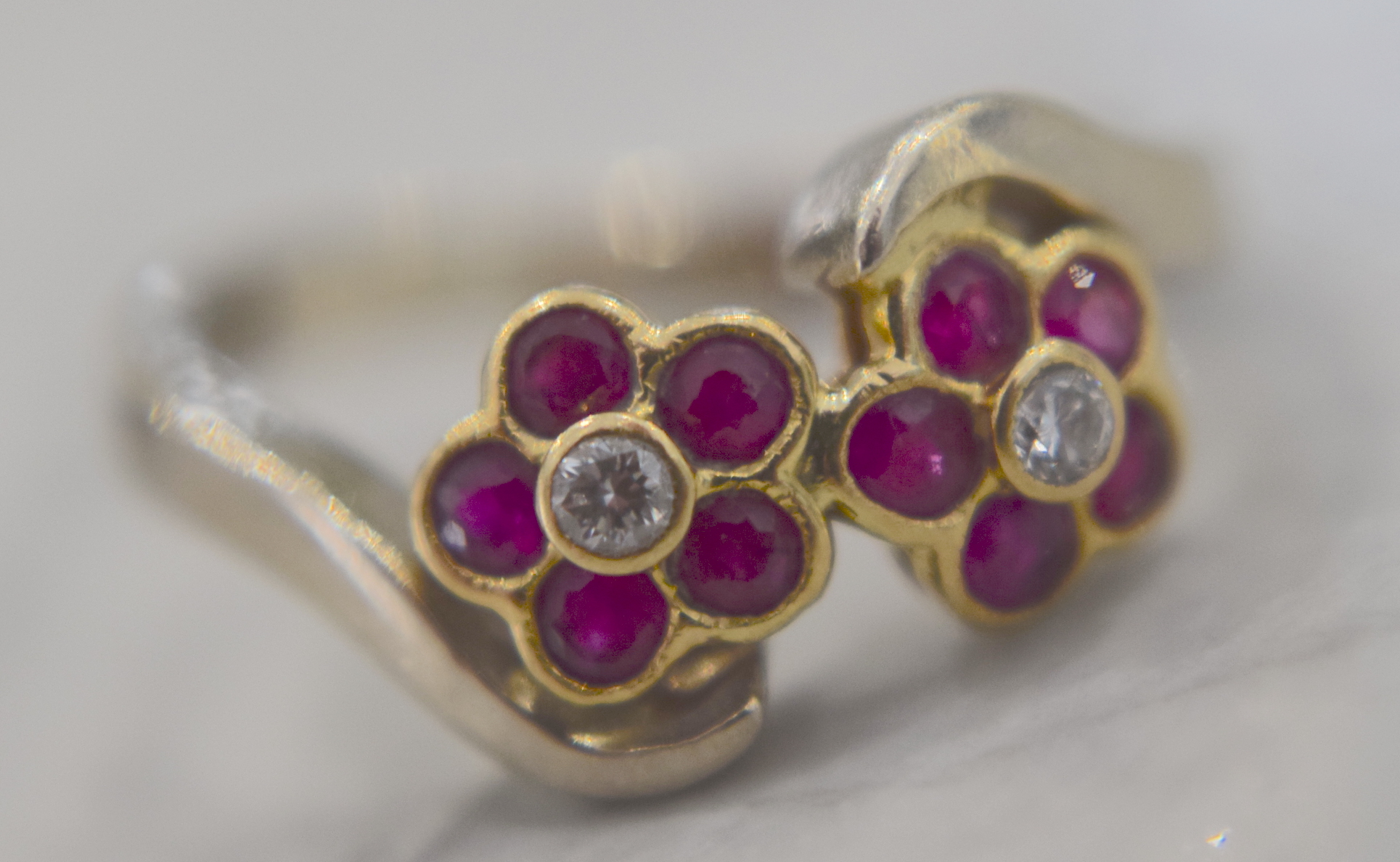 9CT GOLD DIAMOND AND RUBY RING - SIZE K