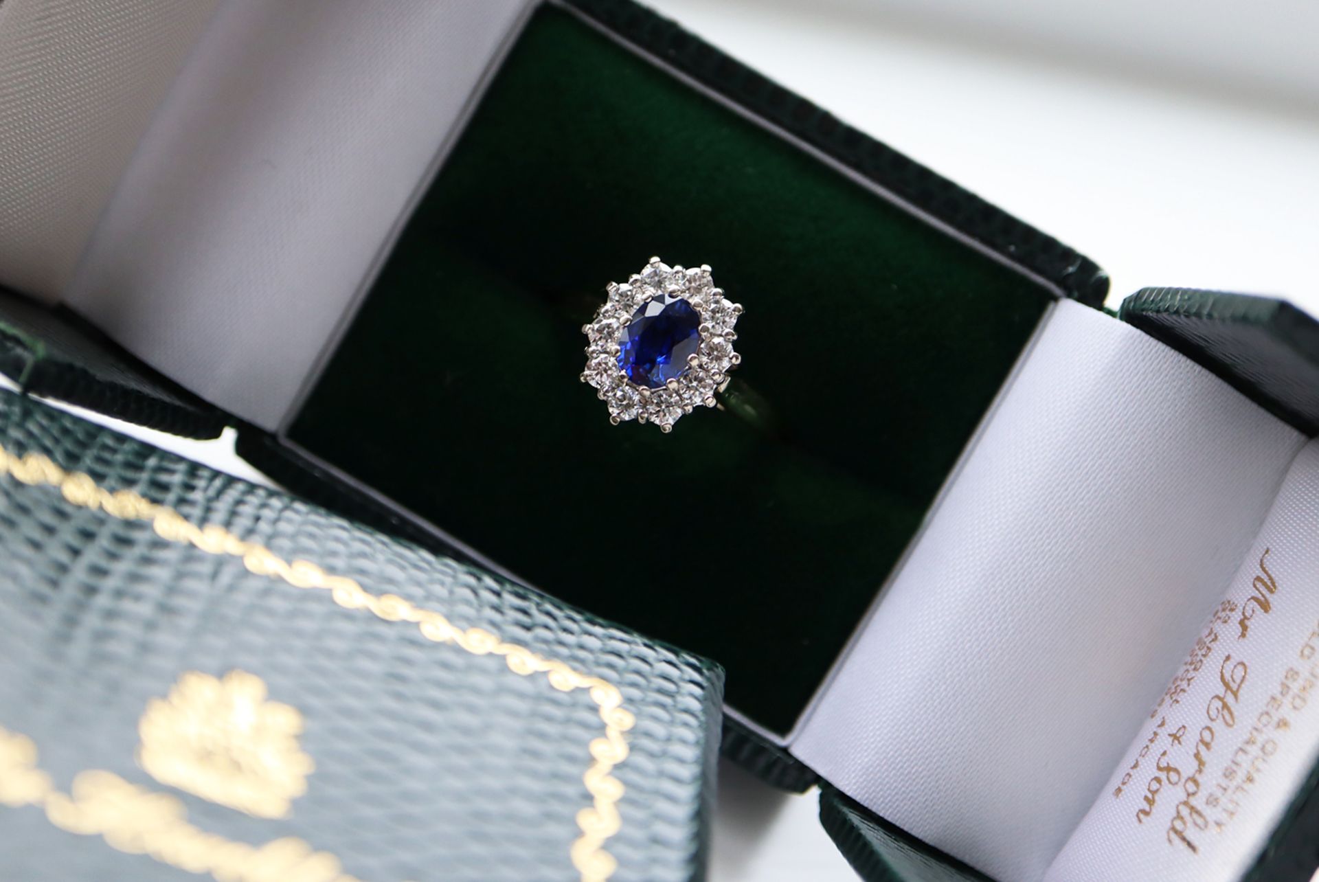 18CT YELLOW GOLD 1.38CT STUNNING ROYAL BLUE SAPPHIRE & DIAMOND HALO RING - Image 9 of 10