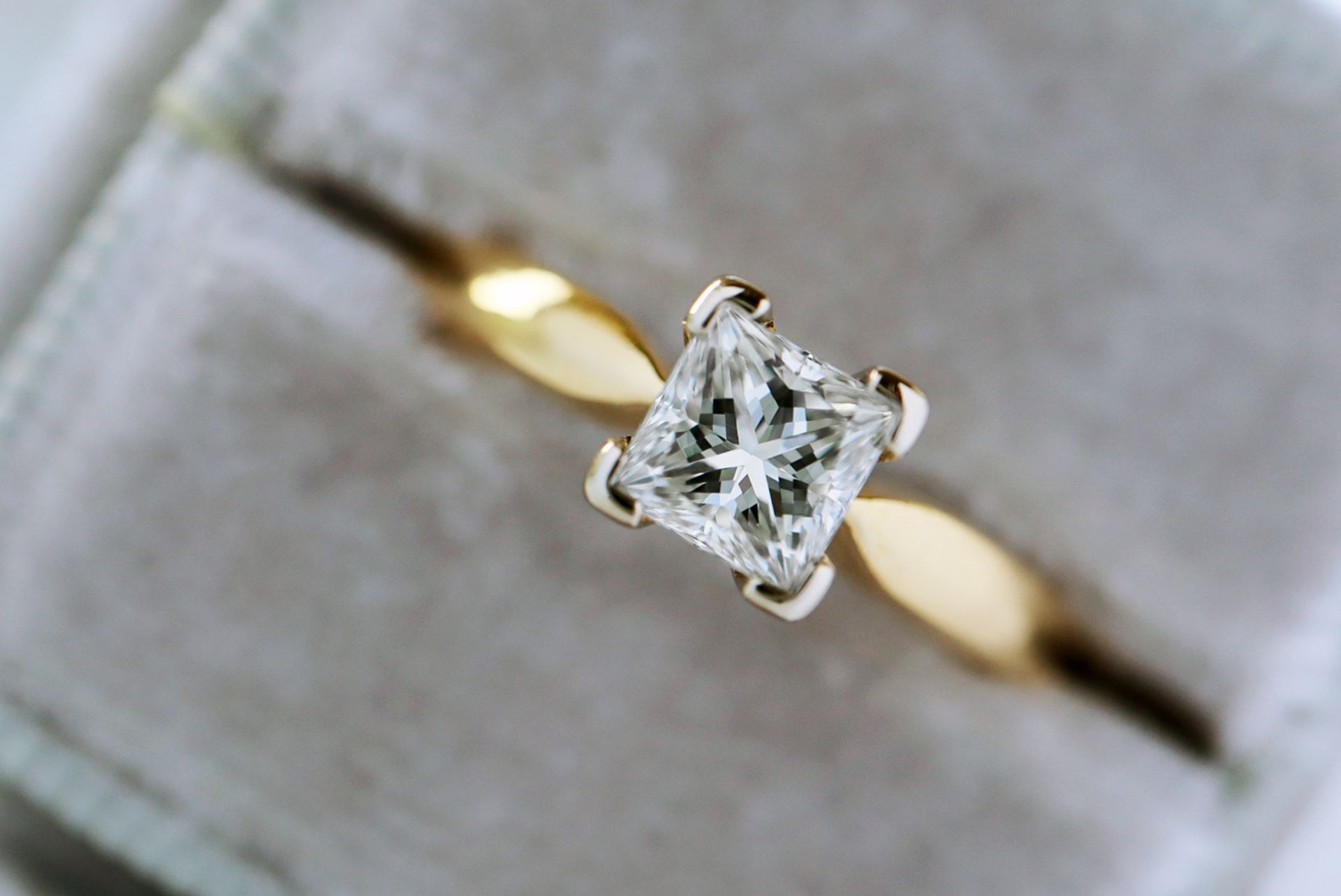 0.50CT VS DIAMOND PRINCESS CUT SOLITAIRE RING IN 18K YELLOW & WHITE GOLD - Image 7 of 7