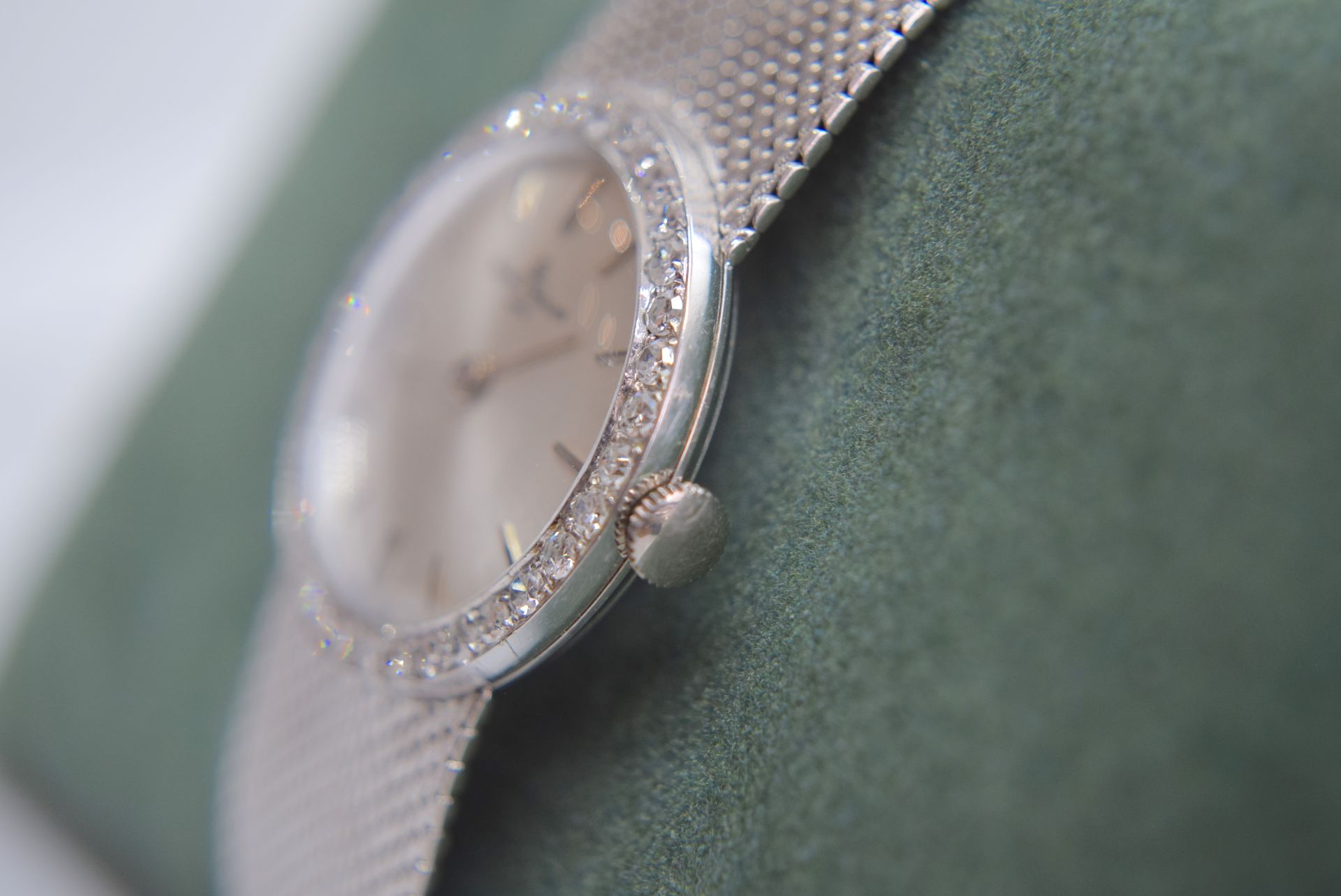 BEAUTIFUL 18K WHITE GOLD BAUME AND MERCIER LADIES DIAMOND-SET VINTAGE COCKTAIL WATCH (25MM) - Image 4 of 6