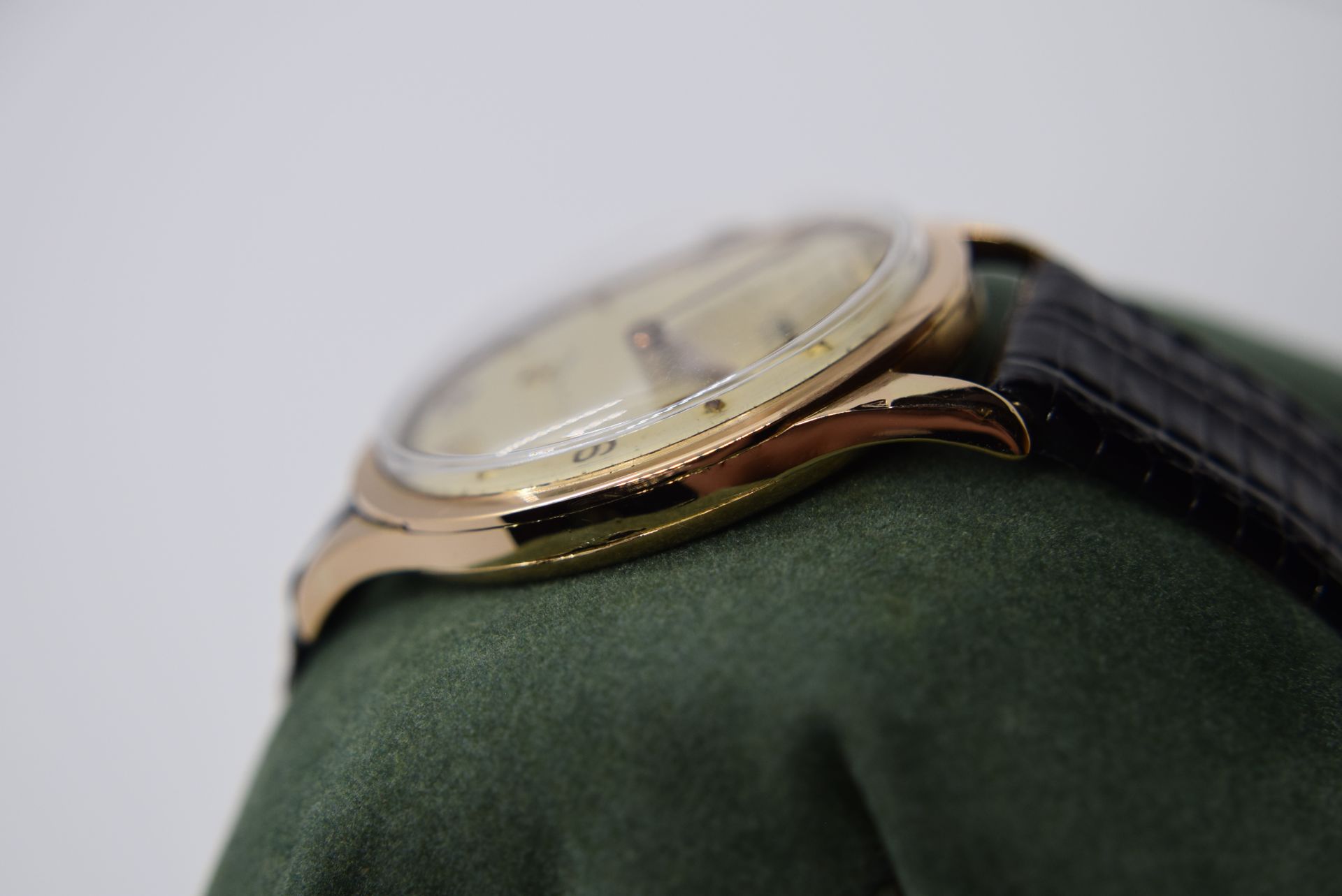 OMEGA GENEVE VINTAGE 18CT YELLOW GOLD WATCH (MANUAL WIND CAL. 265 OMEGA MOVEMENT) 37MM CASE - Image 6 of 7