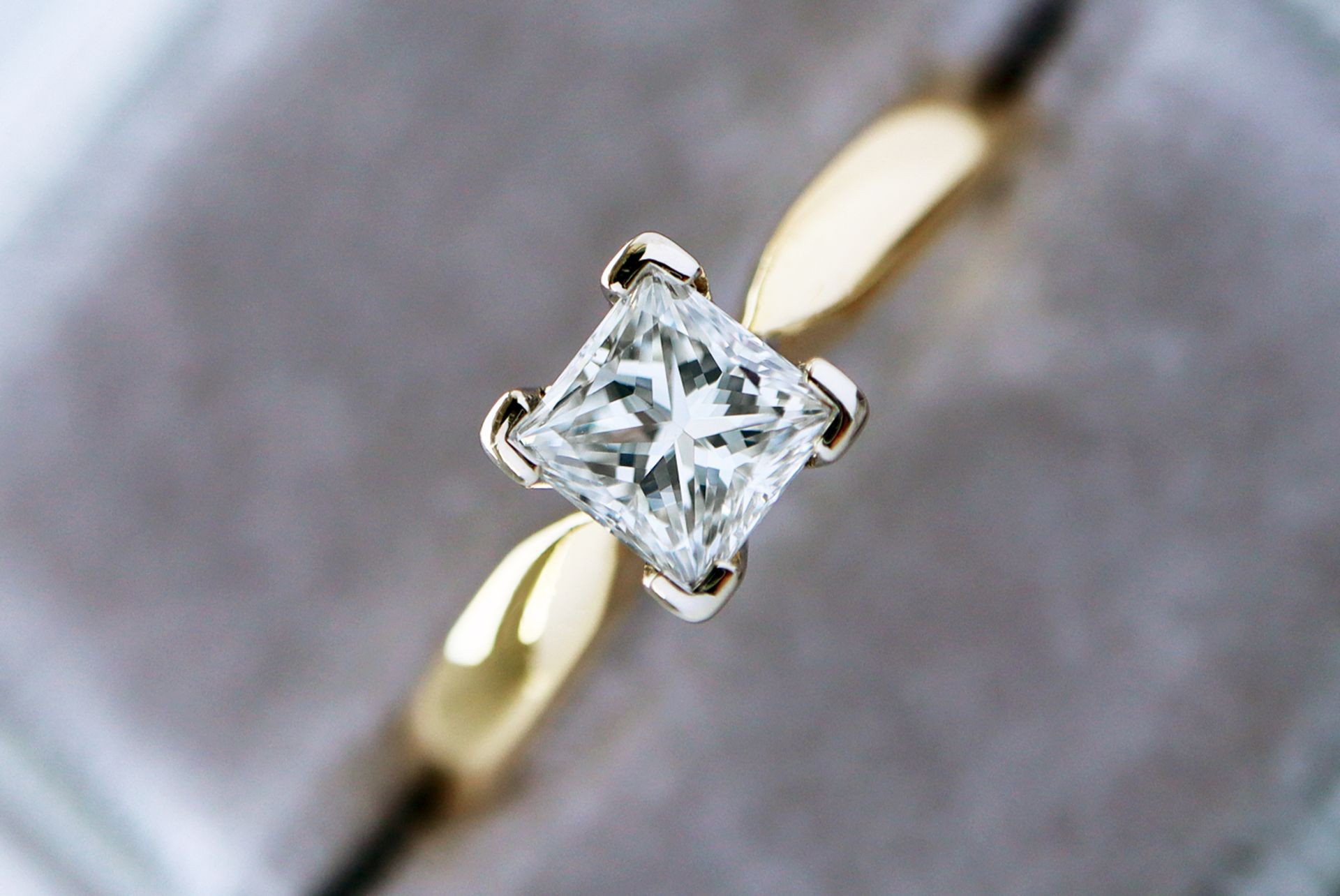 0.50CT VS DIAMOND PRINCESS CUT SOLITAIRE RING IN 18K YELLOW & WHITE GOLD - Image 2 of 7