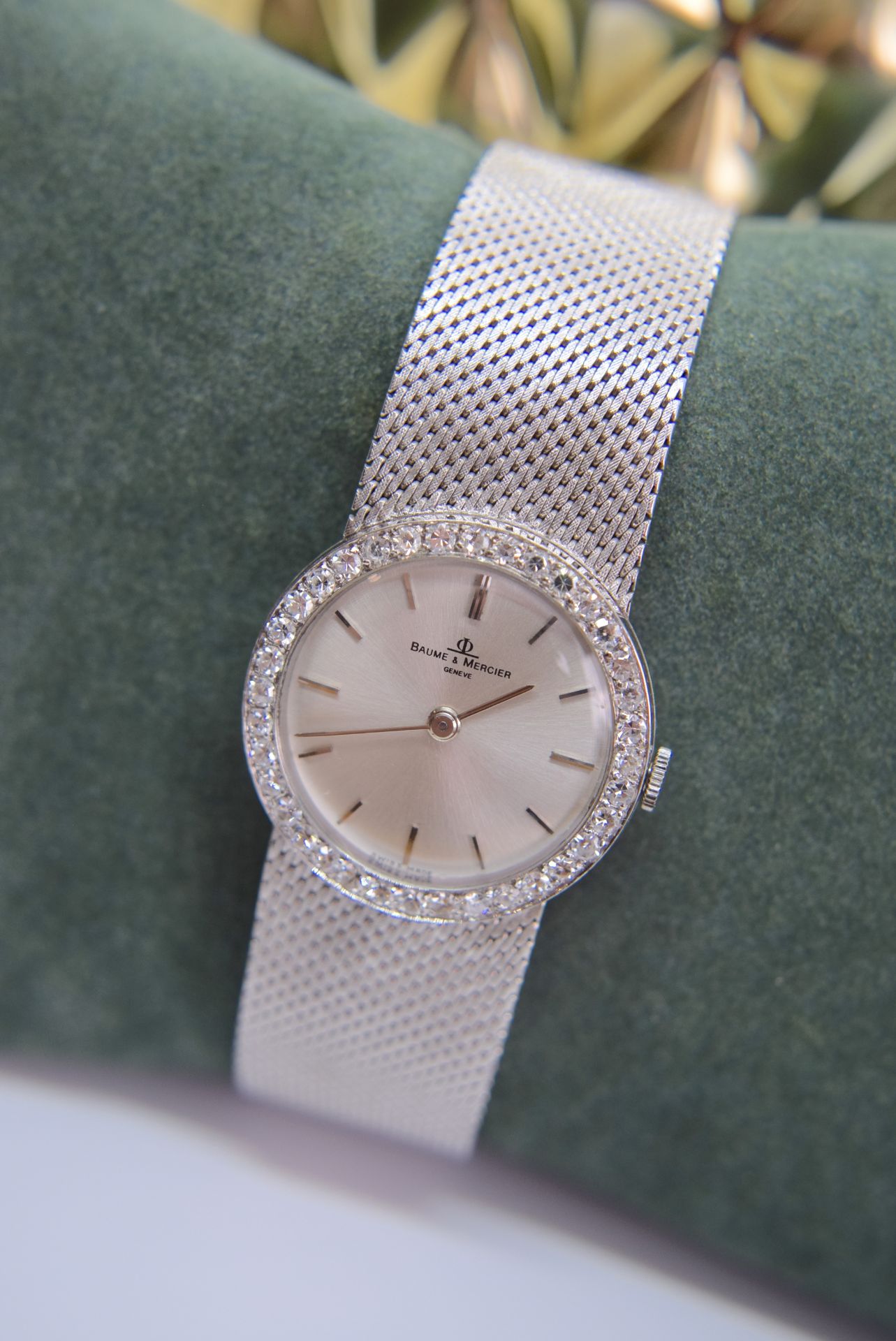 BEAUTIFUL 18K WHITE GOLD BAUME AND MERCIER LADIES DIAMOND-SET VINTAGE COCKTAIL WATCH (25MM) - Image 2 of 6