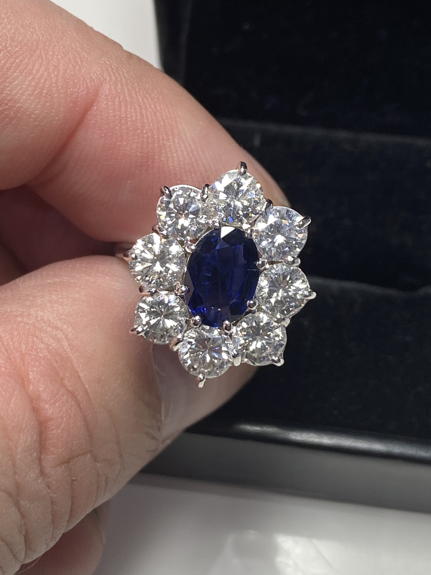 FINE 18ct GOLD 4.00ct DIAMOND & 1.40ct CEYLON SAPPHIRE RING - Image 8 of 13