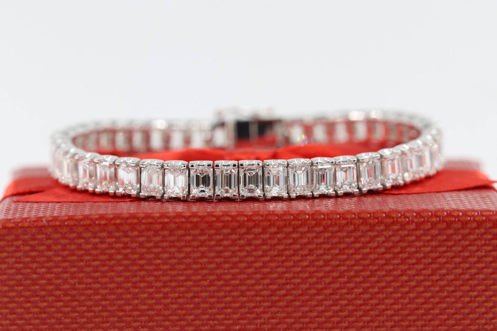 STUNNING 10.00ct Natural Emerald Cut Diamond Tennis Bracelet , 18k white gold - £35000 NRV - Image 3 of 5