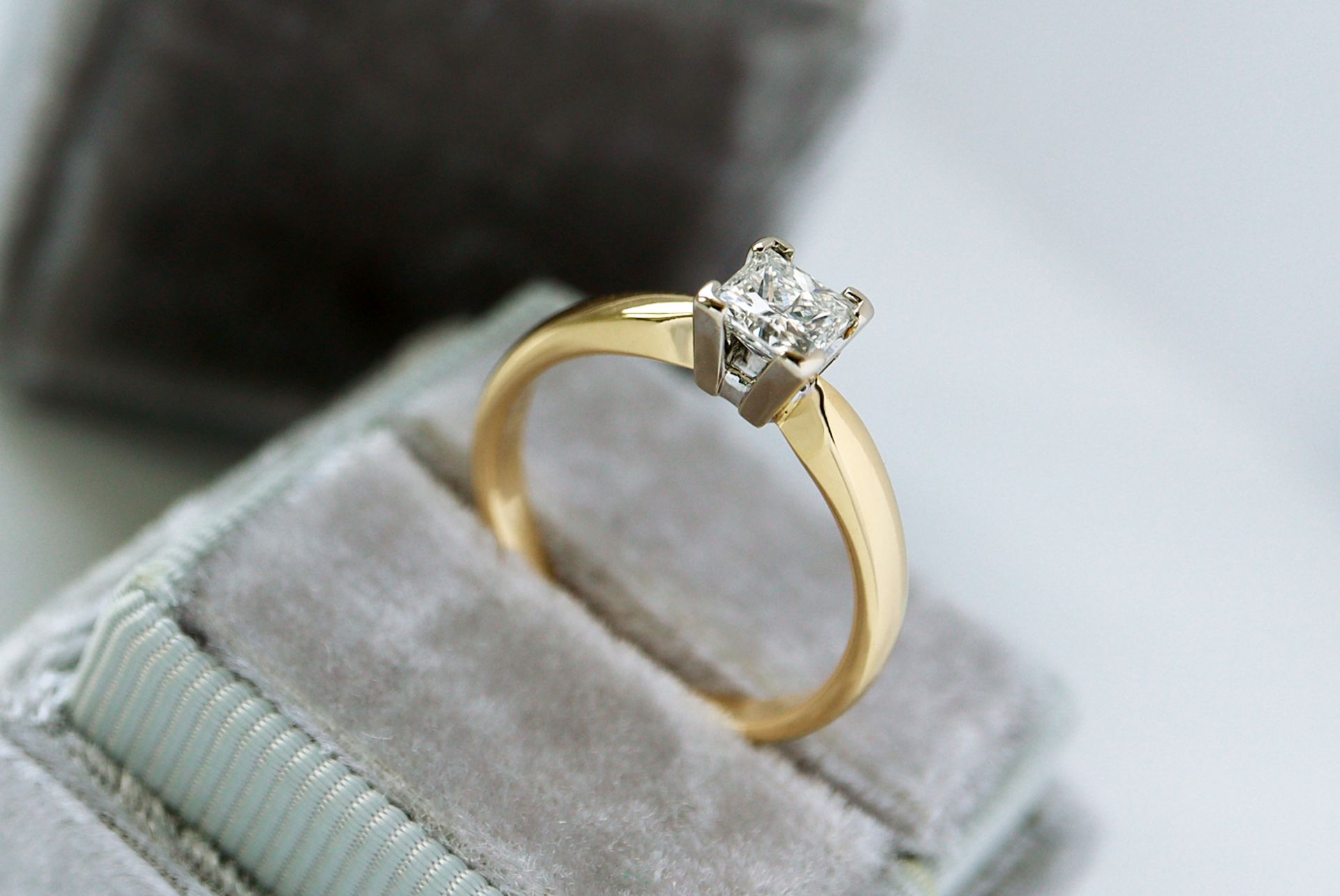 0.50CT VS DIAMOND PRINCESS CUT SOLITAIRE RING IN 18K YELLOW & WHITE GOLD - Image 6 of 7