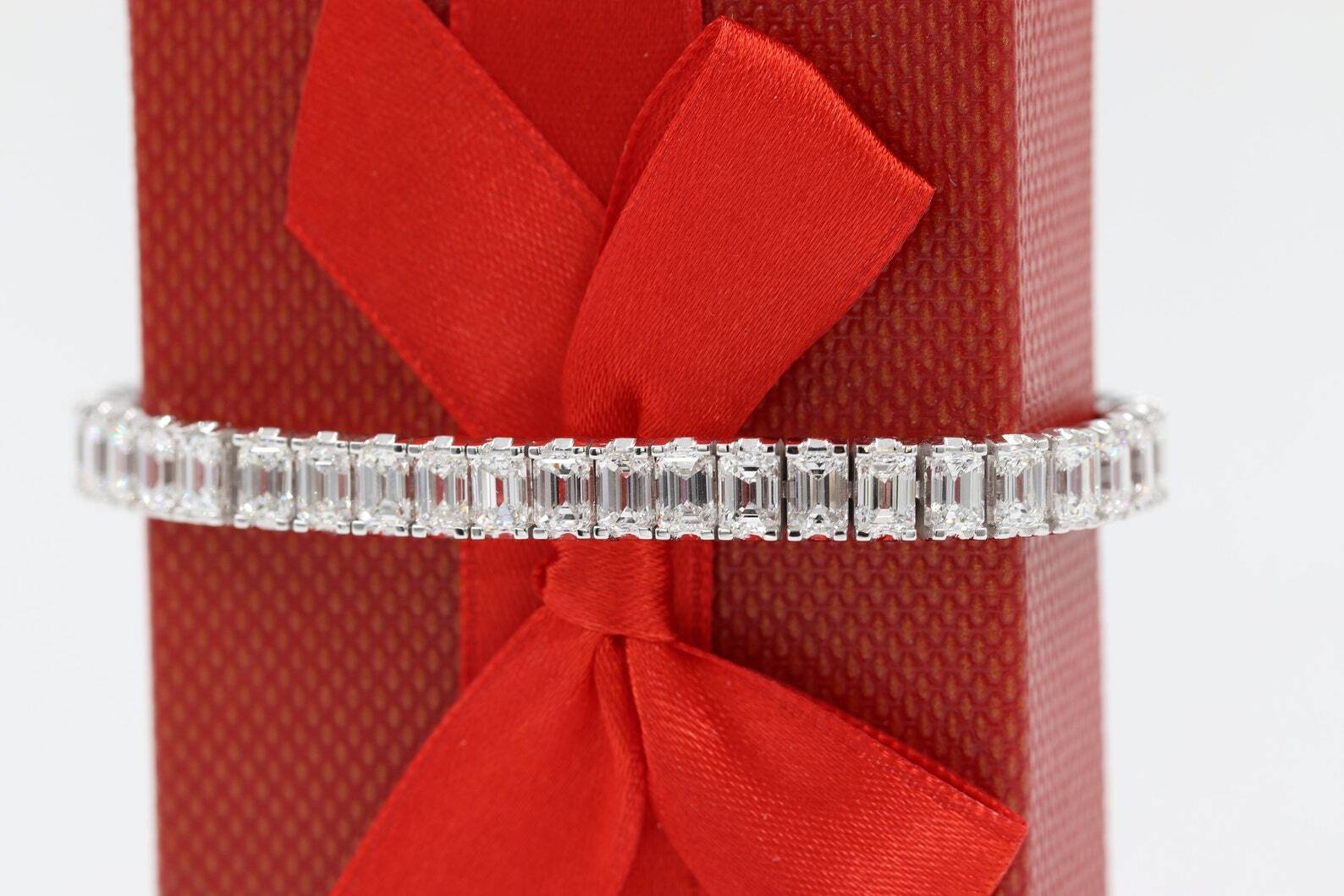 STUNNING 10.00ct Natural Emerald Cut Diamond Tennis Bracelet , 18k white gold - £35000 NRV - Image 5 of 5