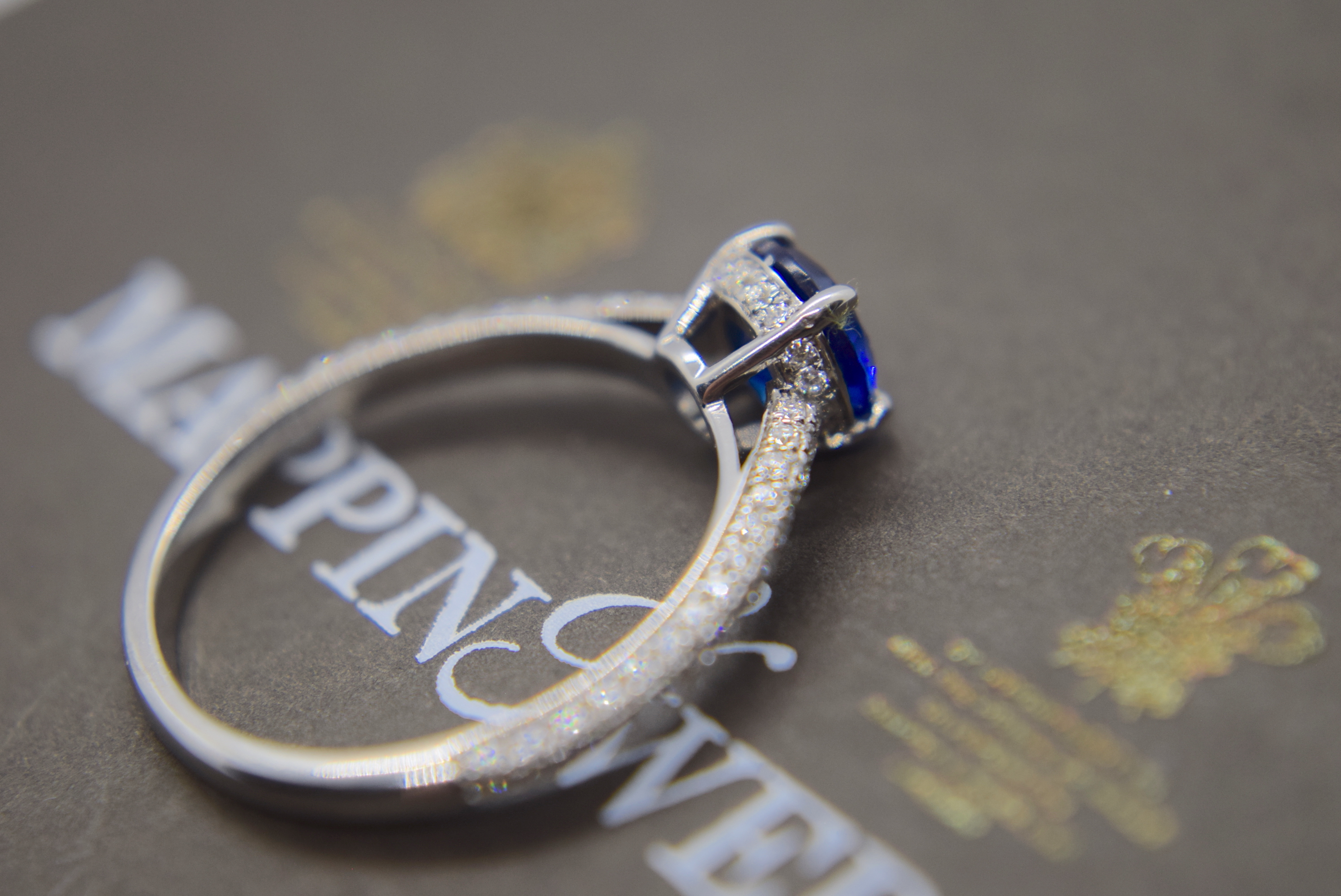 1.50CT BLUE SAPPHIRE AND DIAMOND RING IN 18K WHITE GOLD - SIZE M 1/2 - Image 2 of 2
