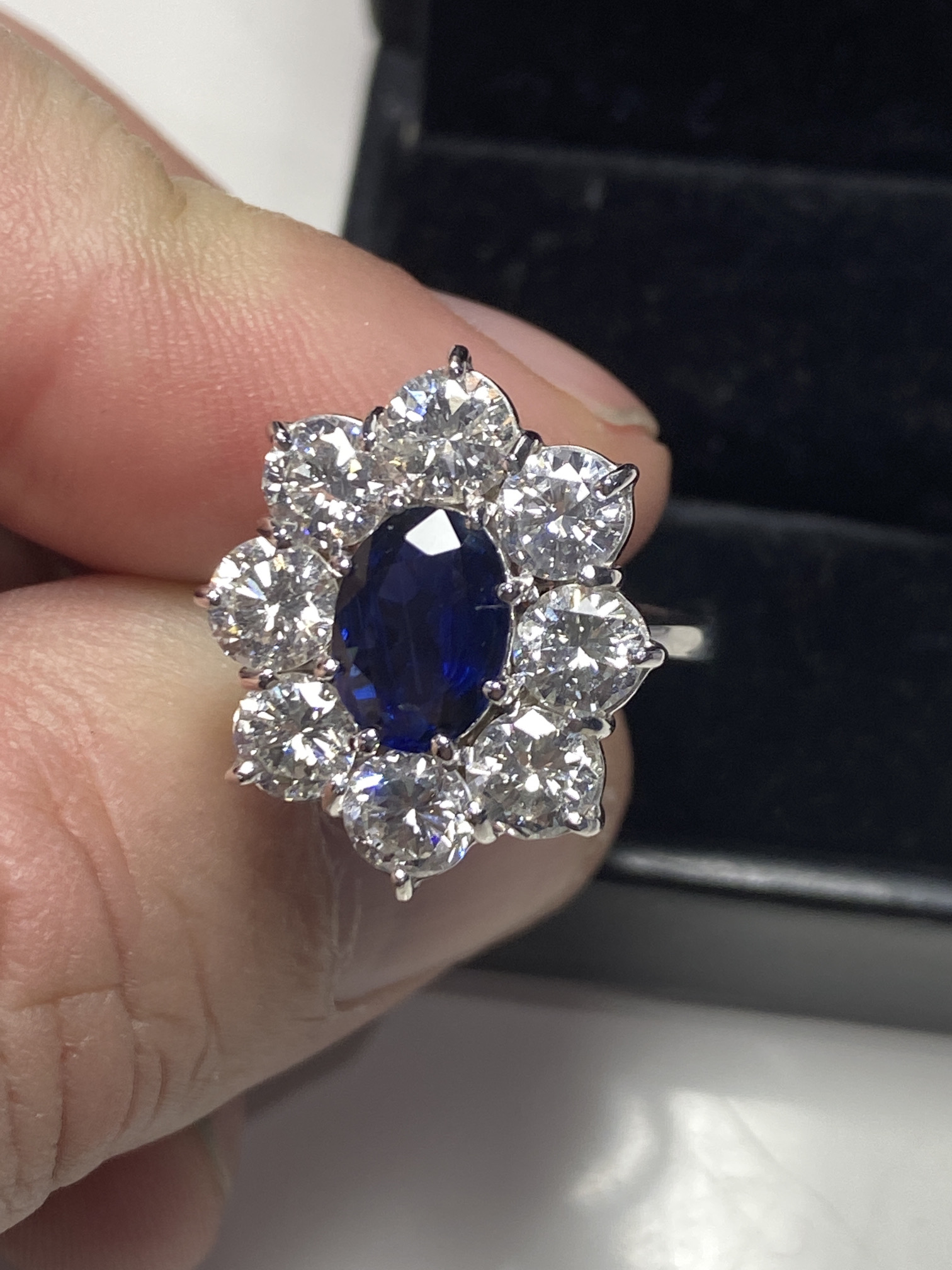 FINE 18ct GOLD 4.00ct DIAMOND & 1.40ct CEYLON SAPPHIRE RING - Image 10 of 13