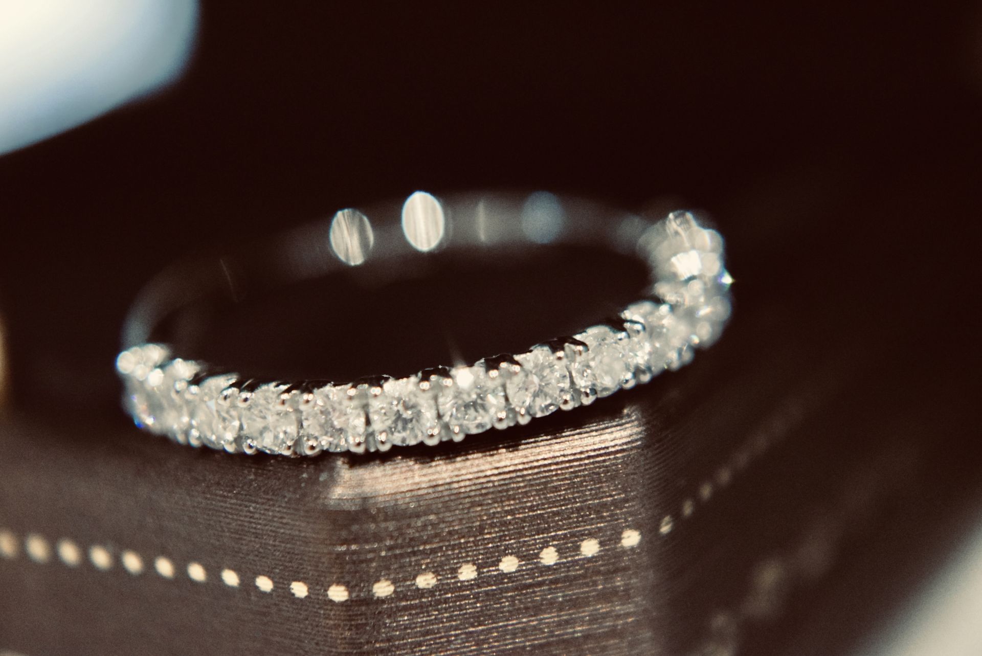 PLATINUM DIAMOND ETERNITY RING FROM BROWNS JEWELLERS (0.66CT VS2 - G QUALITY) - Image 4 of 6