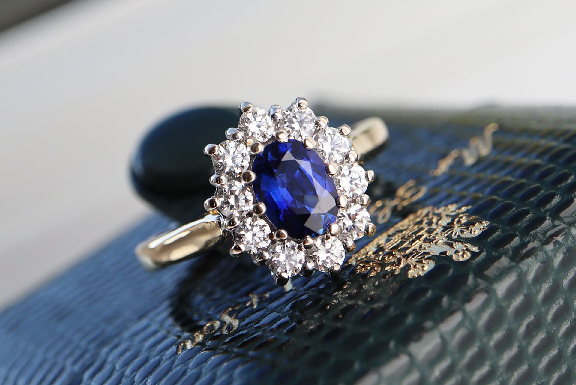 18CT YELLOW GOLD 1.38CT STUNNING ROYAL BLUE SAPPHIRE & DIAMOND HALO RING - Image 4 of 10