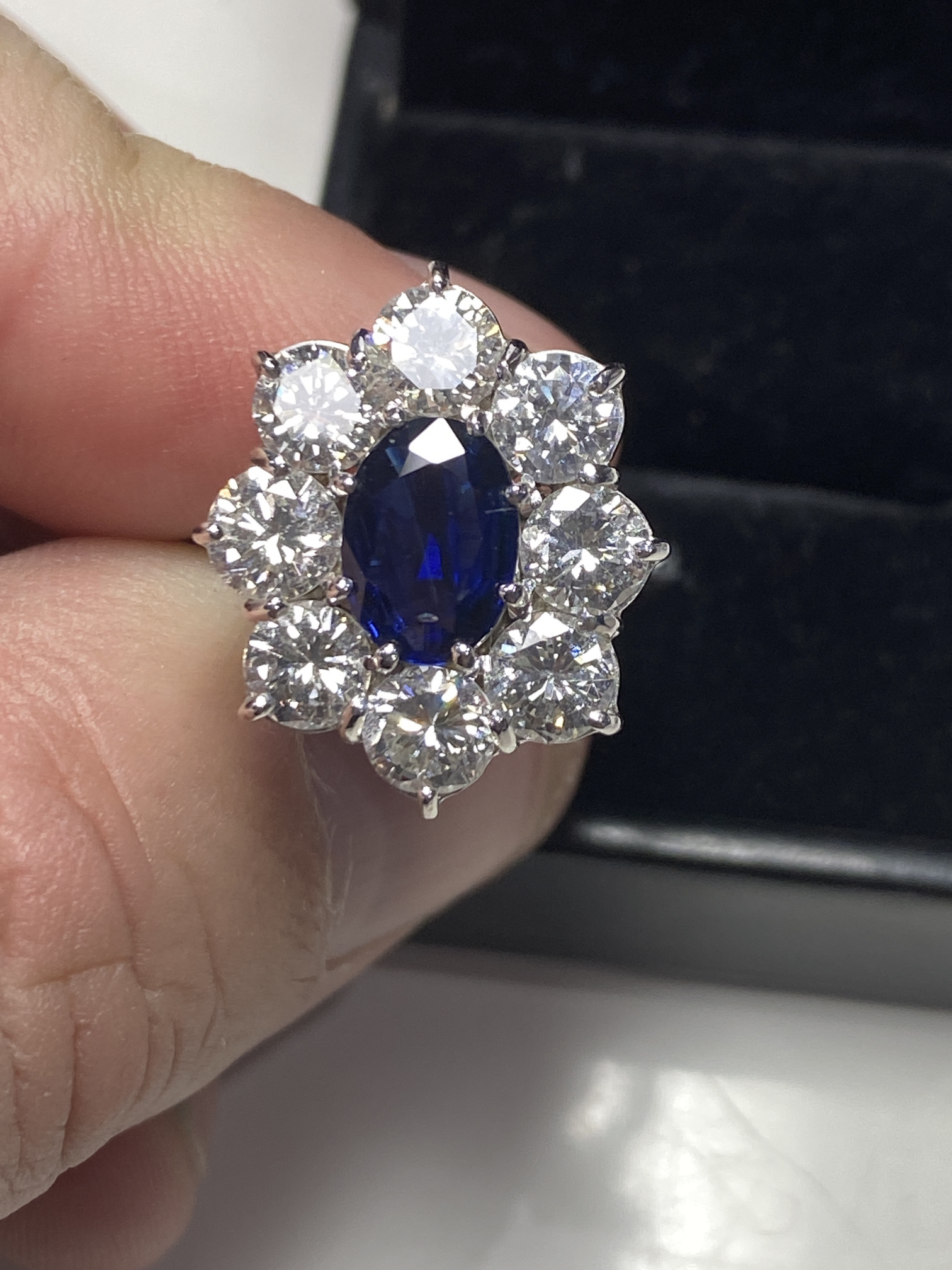 FINE 18ct GOLD 4.00ct DIAMOND & 1.40ct CEYLON SAPPHIRE RING - Image 9 of 13