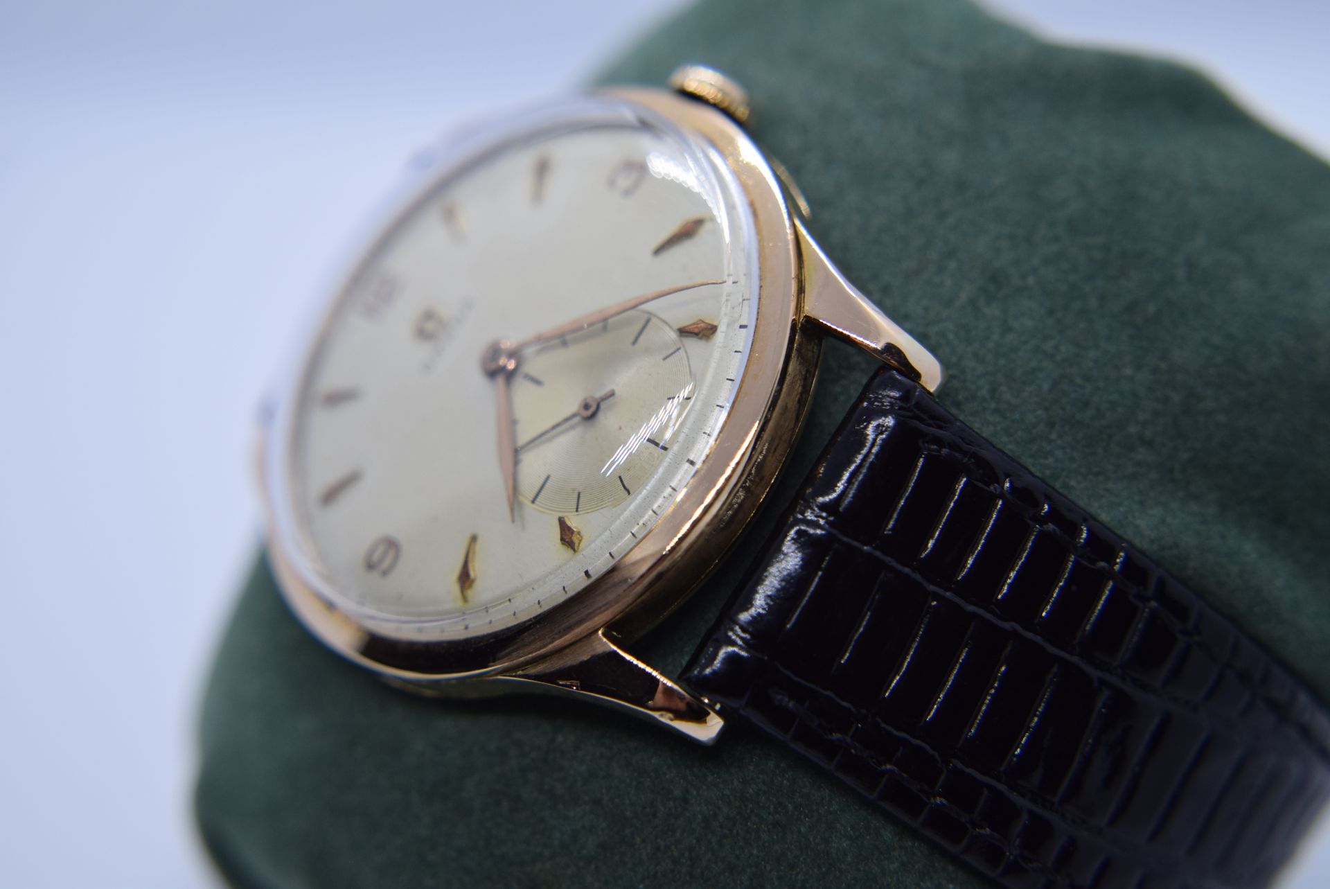 OMEGA GENEVE VINTAGE 18CT YELLOW GOLD WATCH (MANUAL WIND CAL. 265 OMEGA MOVEMENT) 37MM CASE - Image 7 of 7