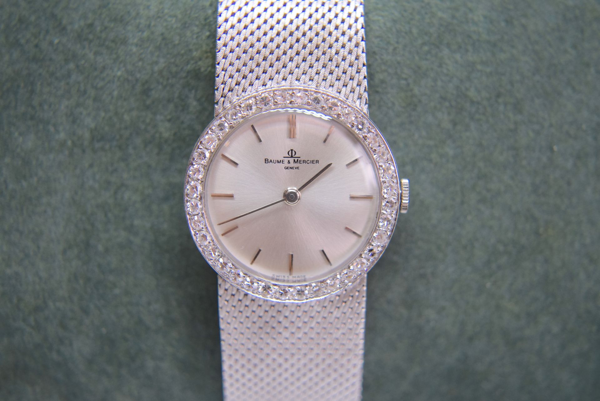 BEAUTIFUL 18K WHITE GOLD BAUME AND MERCIER LADIES DIAMOND-SET VINTAGE COCKTAIL WATCH (25MM)