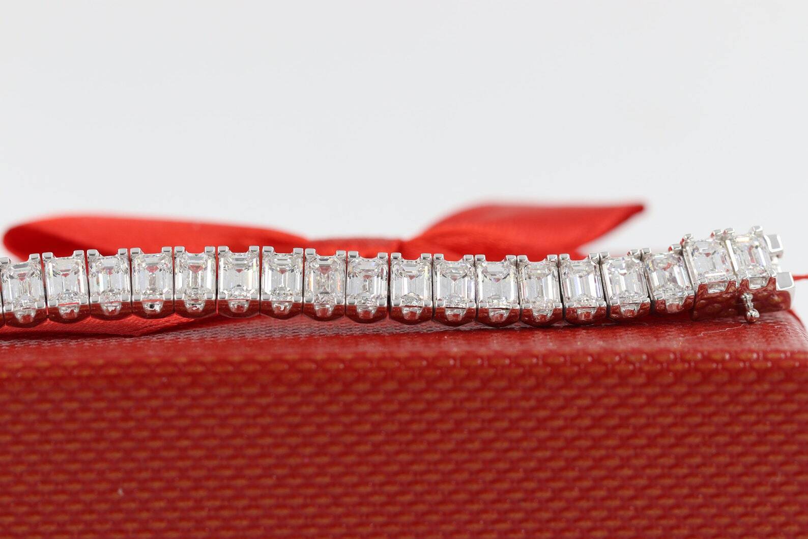 STUNNING 10.00ct Natural Emerald Cut Diamond Tennis Bracelet , 18k white gold - £35000 NRV - Image 4 of 5