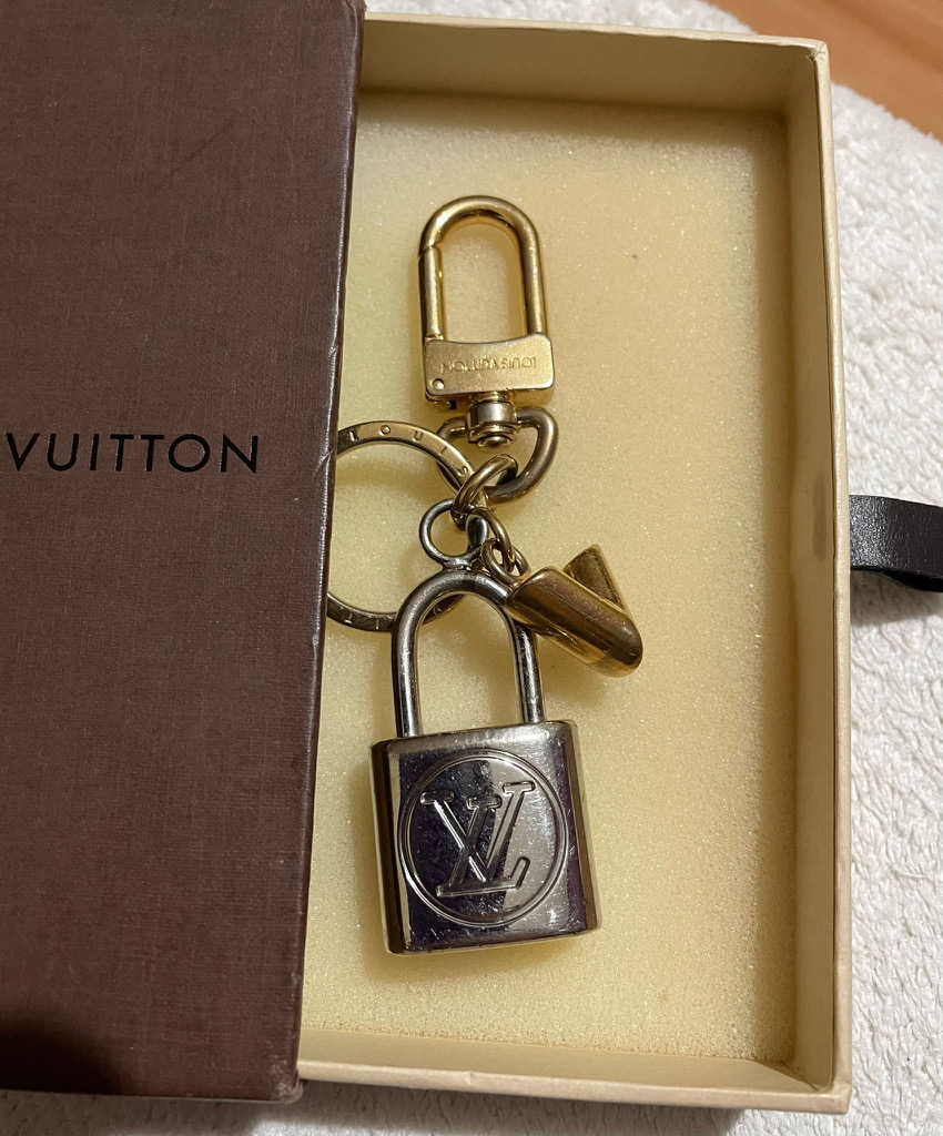 LOUIS VUITTON KEY RING - Image 3 of 5