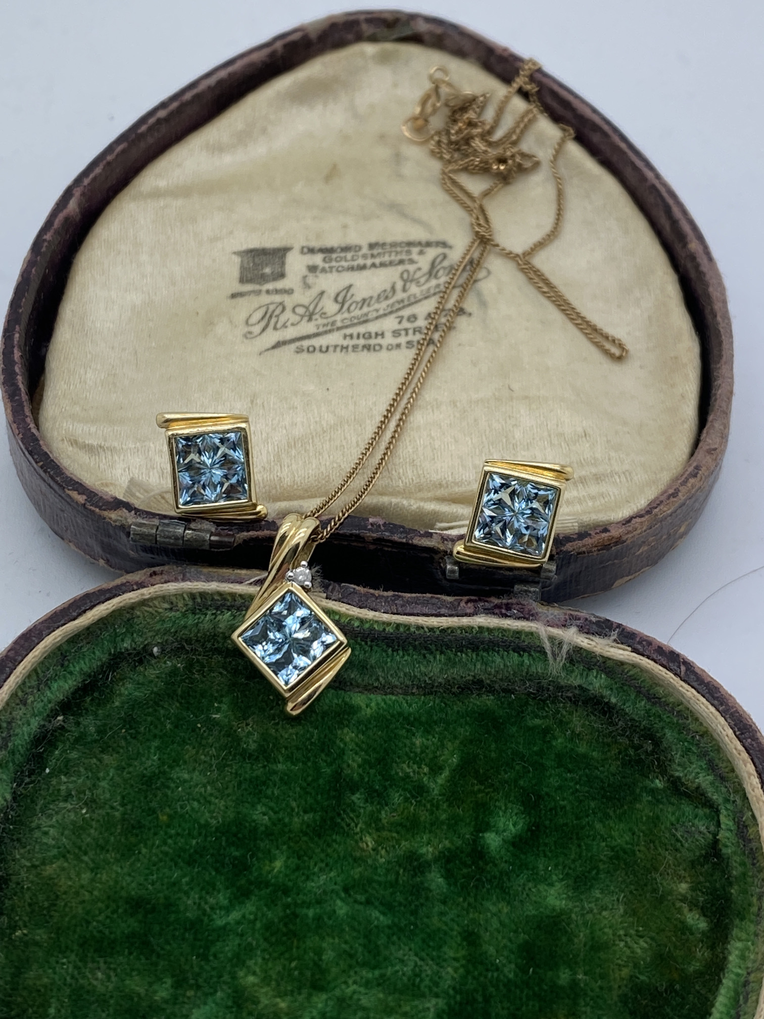 10k YELLOW GOLD AQUAMARINE SET PENDANT WITH MATCHING EARRINGS