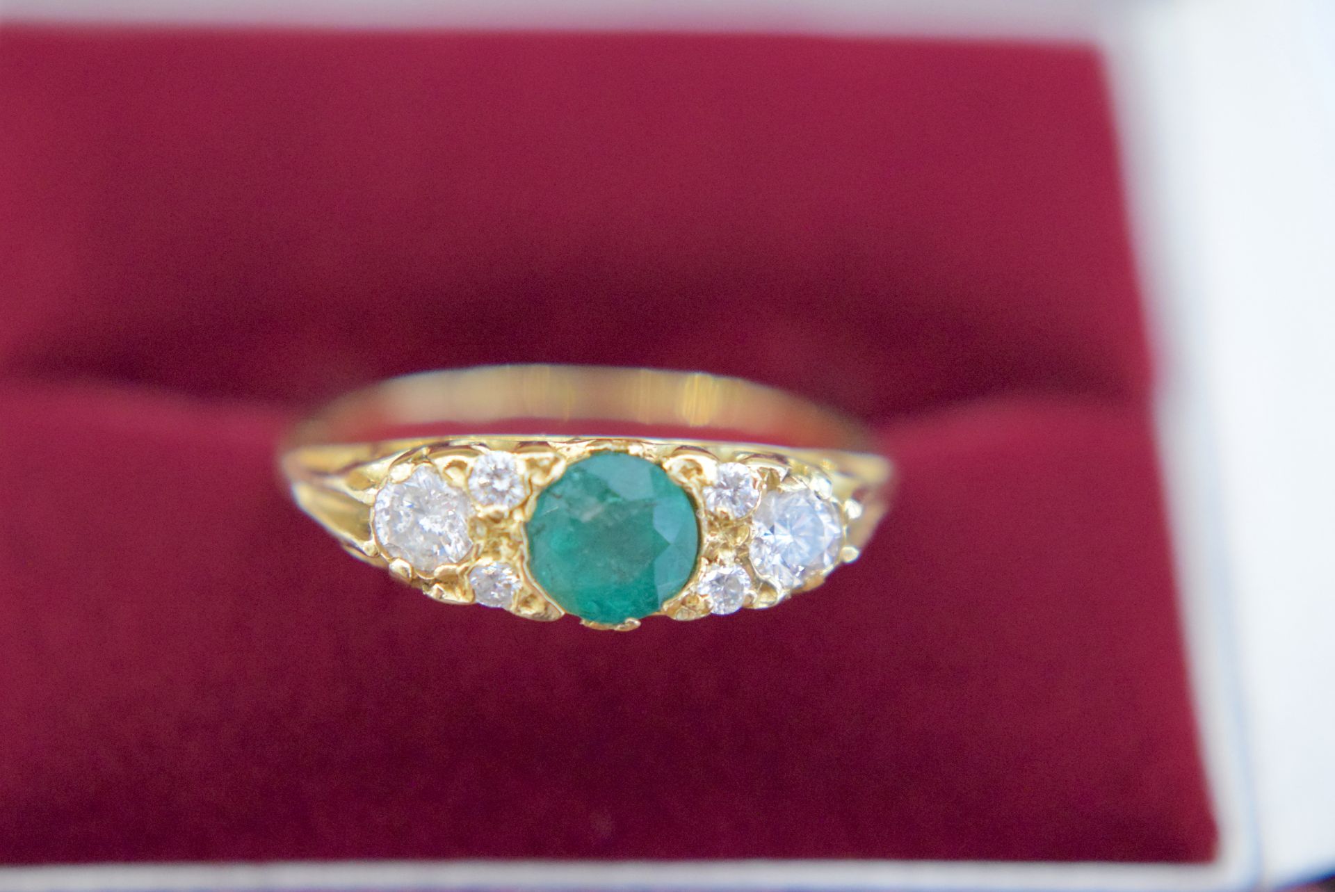 VINTAGE 18K YELLOW GOLD EMERALD & DIAMOND RING (SIZE M) - YELLOW METAL TESTED AS 18K