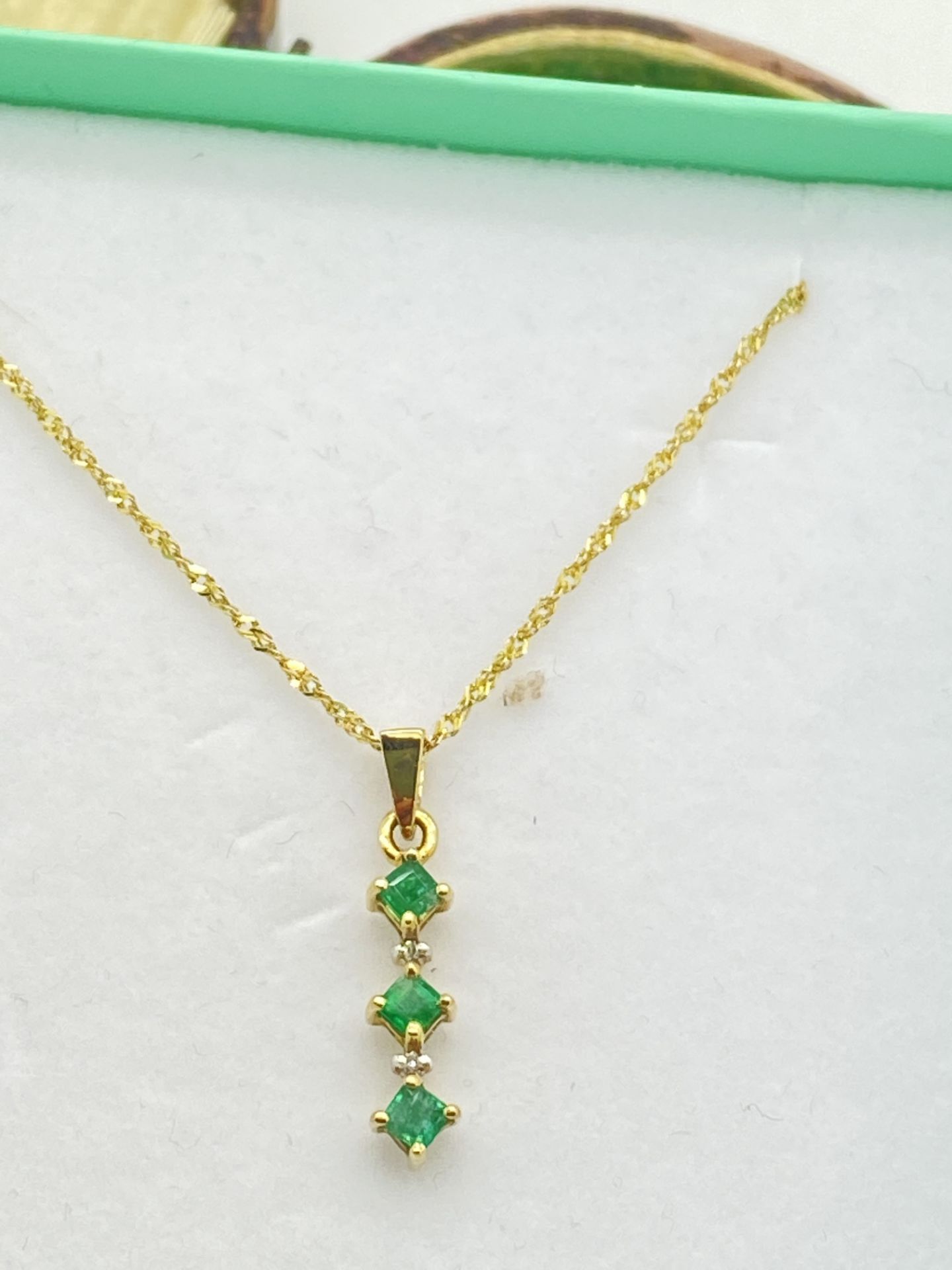 9ct GOLD EMERALD & DIAMOND PENDANT & CHAIN