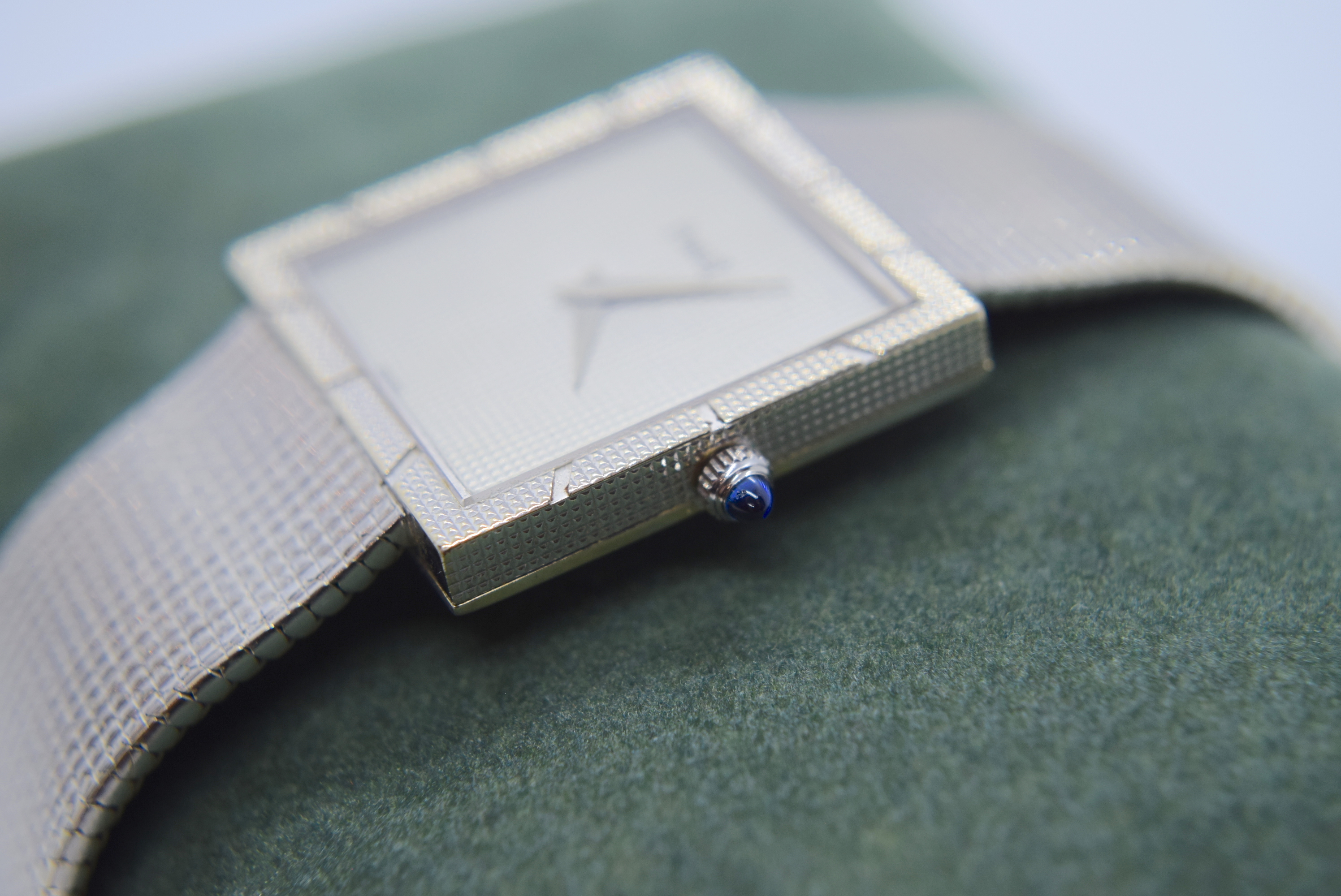 RARE STUNNING GENTS PIAGET 18CT WHITE GOLD DRESS WATCH (BLUE SAPPHIRE CROWN / 26MM) - Image 3 of 5