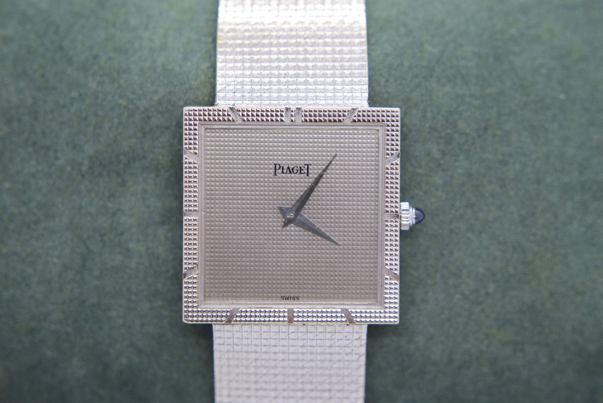 RARE STUNNING GENTS PIAGET 18CT WHITE GOLD DRESS WATCH (BLUE SAPPHIRE CROWN / 26MM)