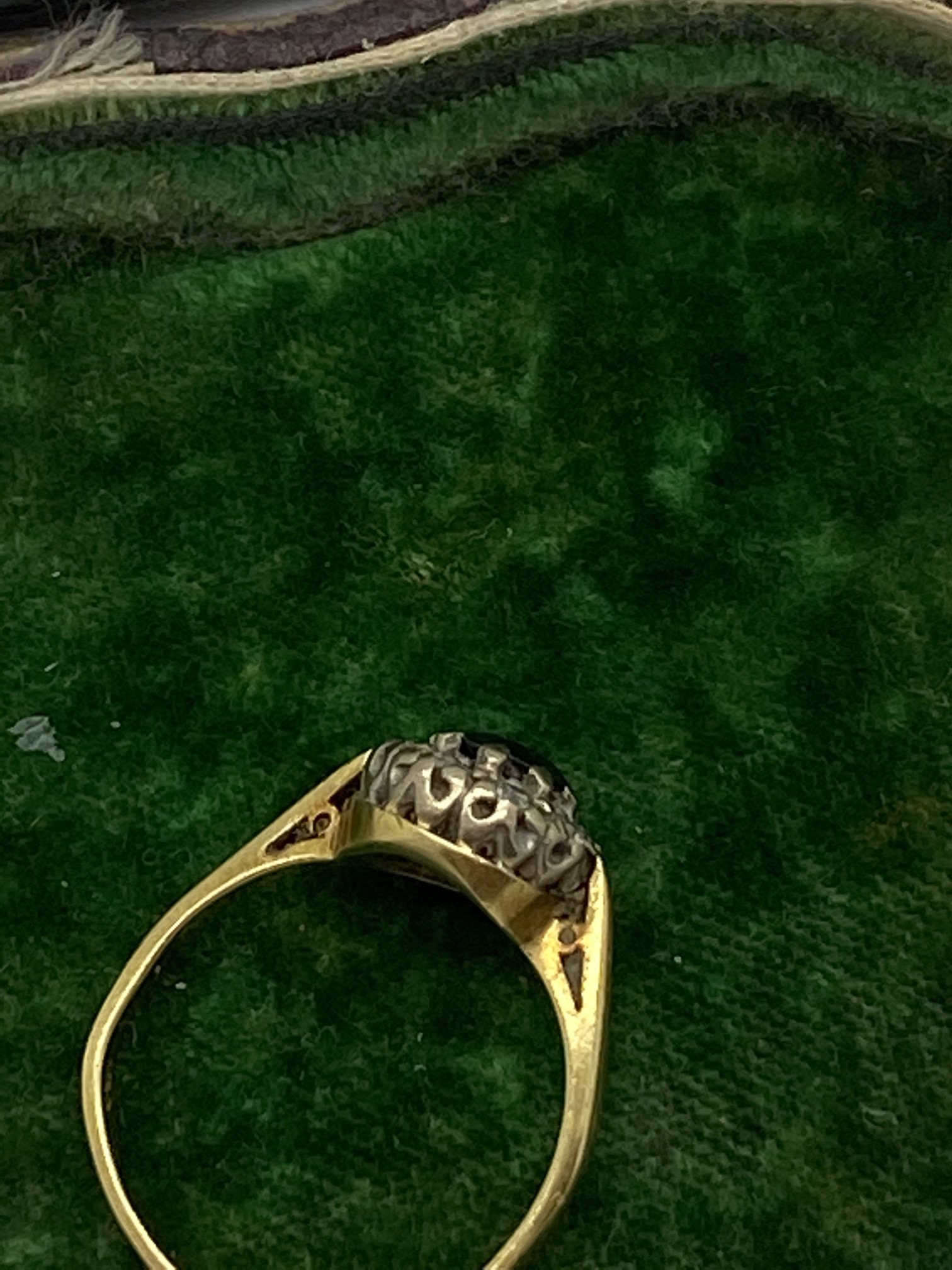 18ct GOLD SAPPHIRE & DIAMOND RING - Image 2 of 2