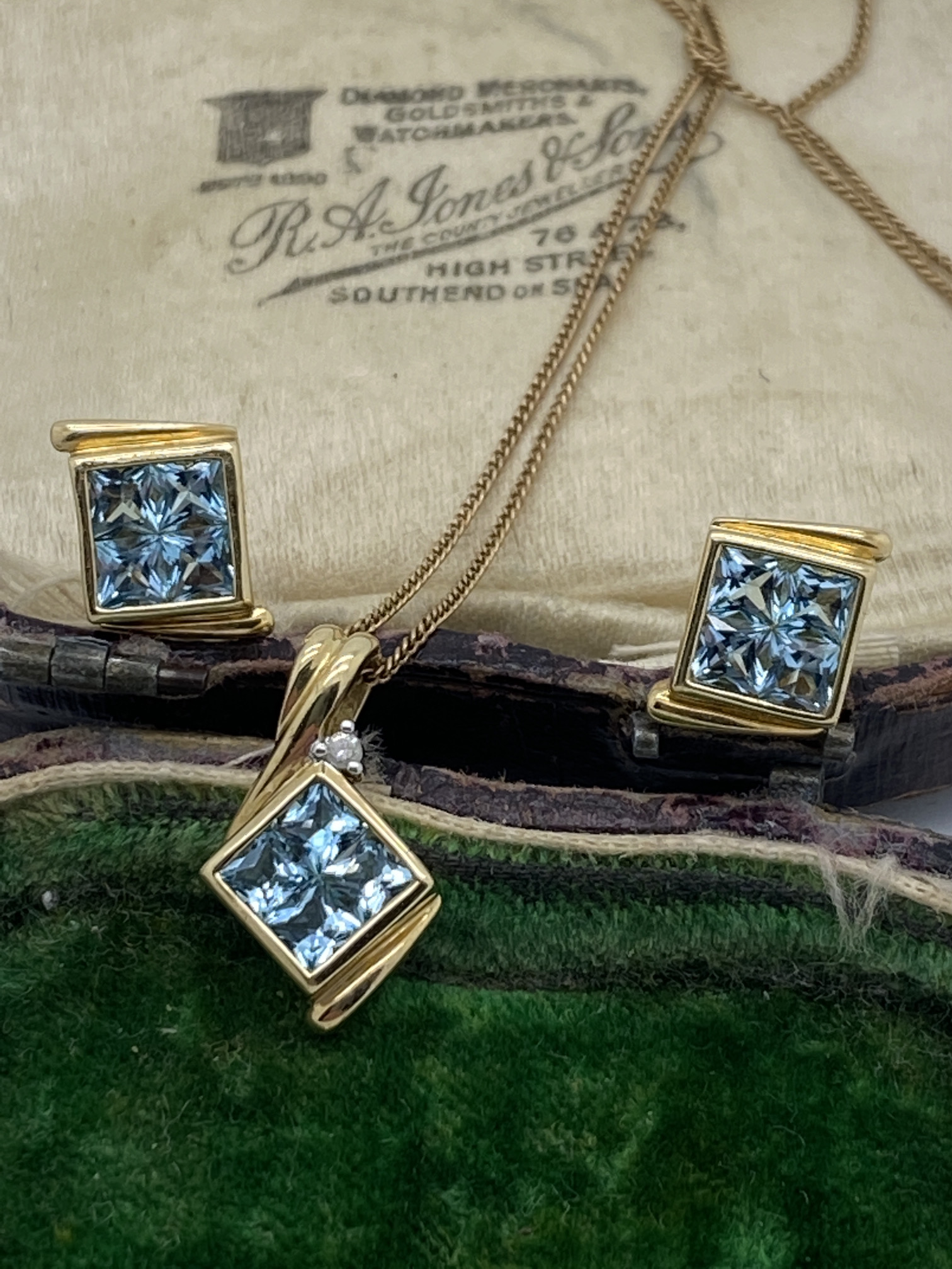 10k YELLOW GOLD AQUAMARINE SET PENDANT WITH MATCHING EARRINGS - Image 2 of 3