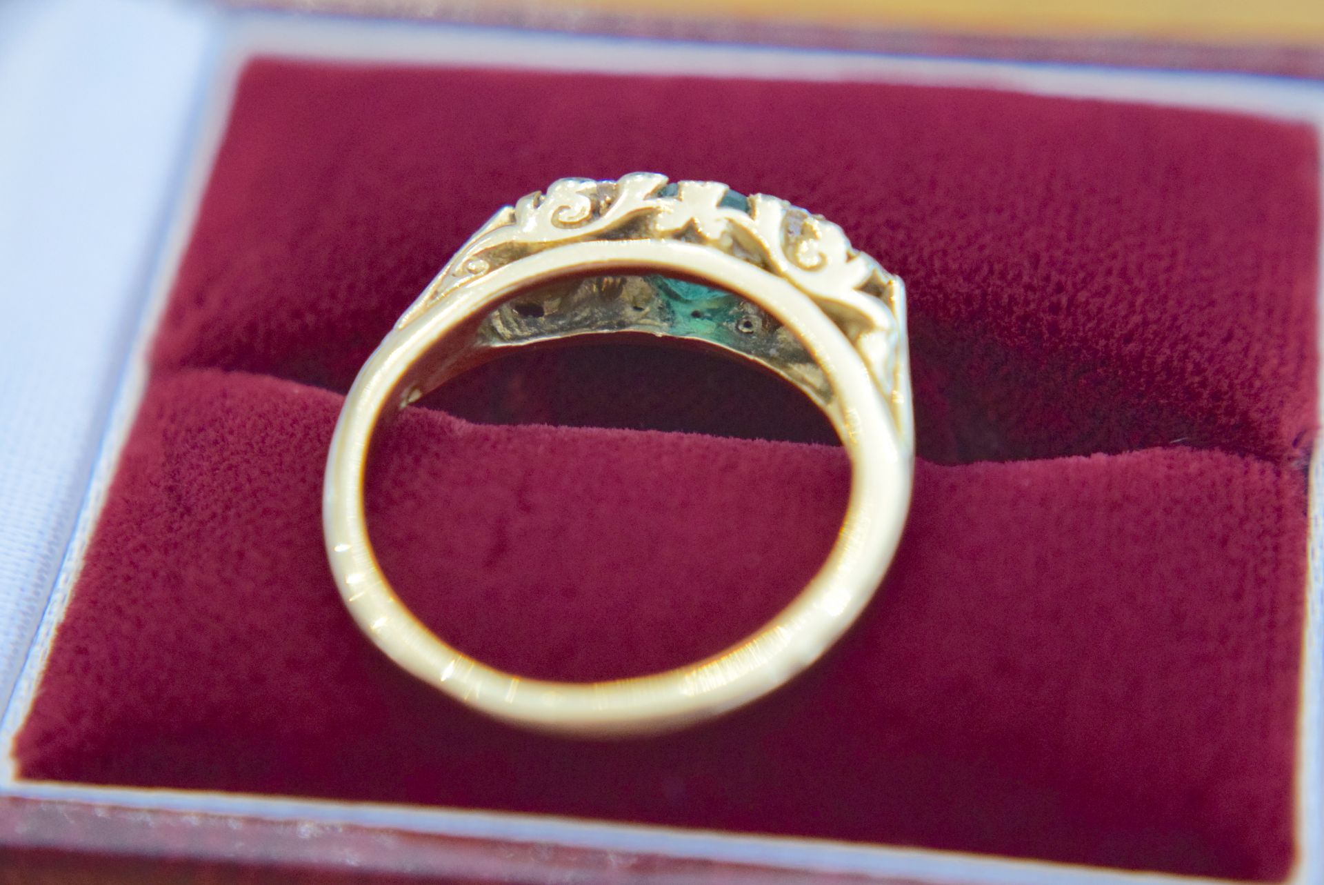 VINTAGE 18K YELLOW GOLD EMERALD & DIAMOND RING (SIZE M) - YELLOW METAL TESTED AS 18K - Image 2 of 2