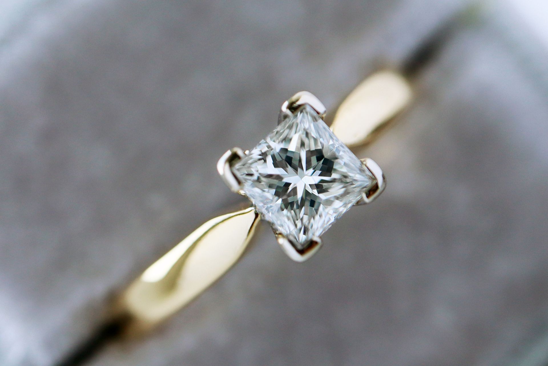 0.50CT VS DIAMOND PRINCESS CUT SOLITAIRE RING IN 18K YELLOW & WHITE GOLD - Image 5 of 7