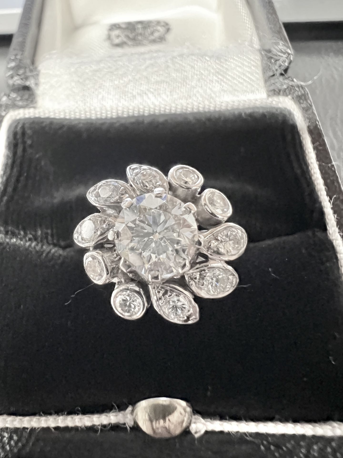 PLATINUM DIAMOND RING APPROX. 1.40CT TOTAL (LARGE CENTRE DIAMOND 1.02CT APPROX.)